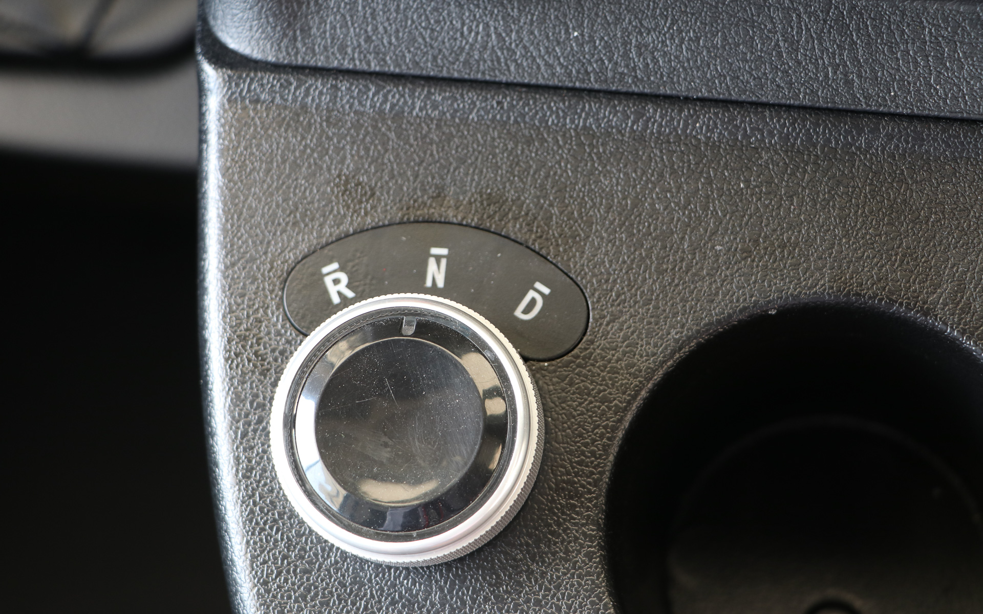 シフトはD（ドライブ）、N（ニュートラル）、R（リバース）のみ