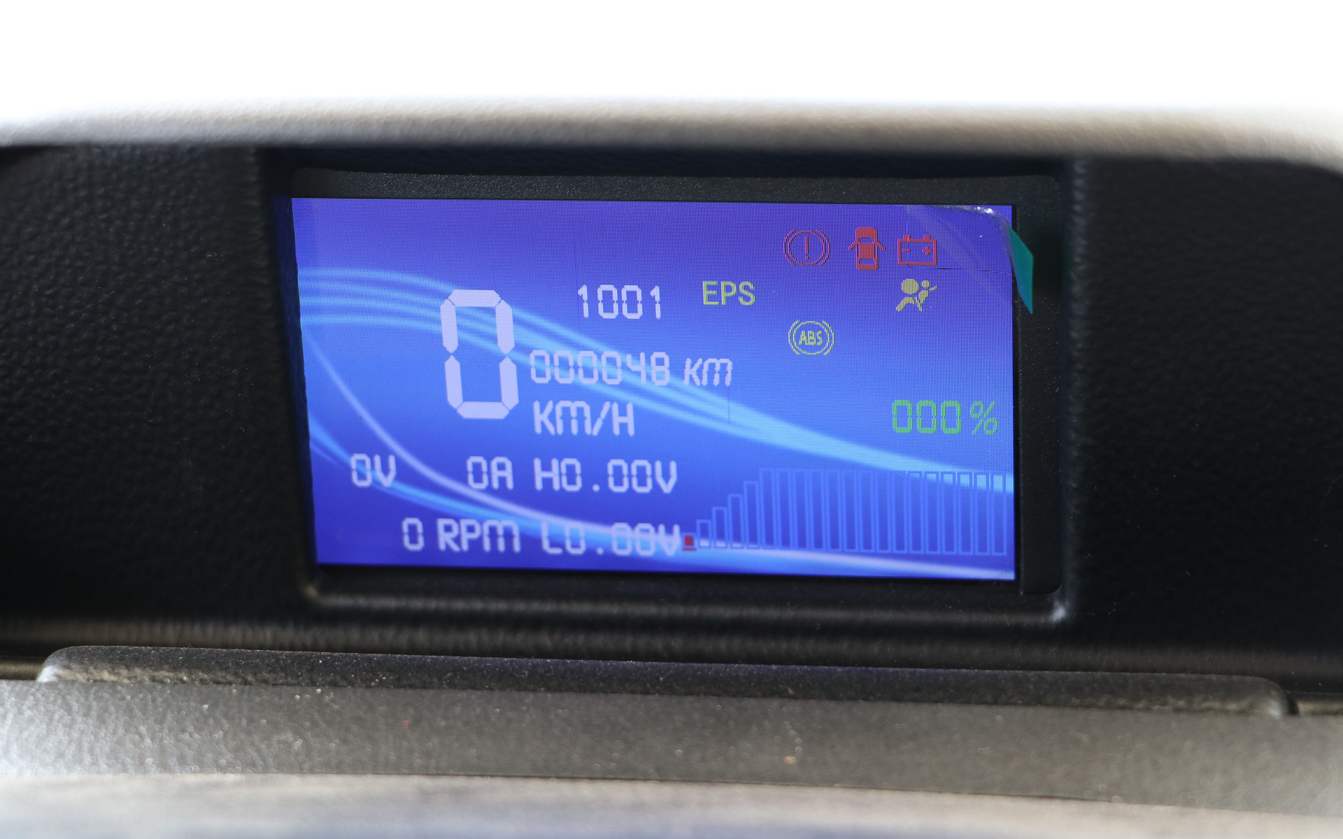 イグニッションONで中央のメーターが点灯。エアバッグのマークが消えれば走行可能な状態になる。ちなみにドアが半ドアだと走れないようにもなっている