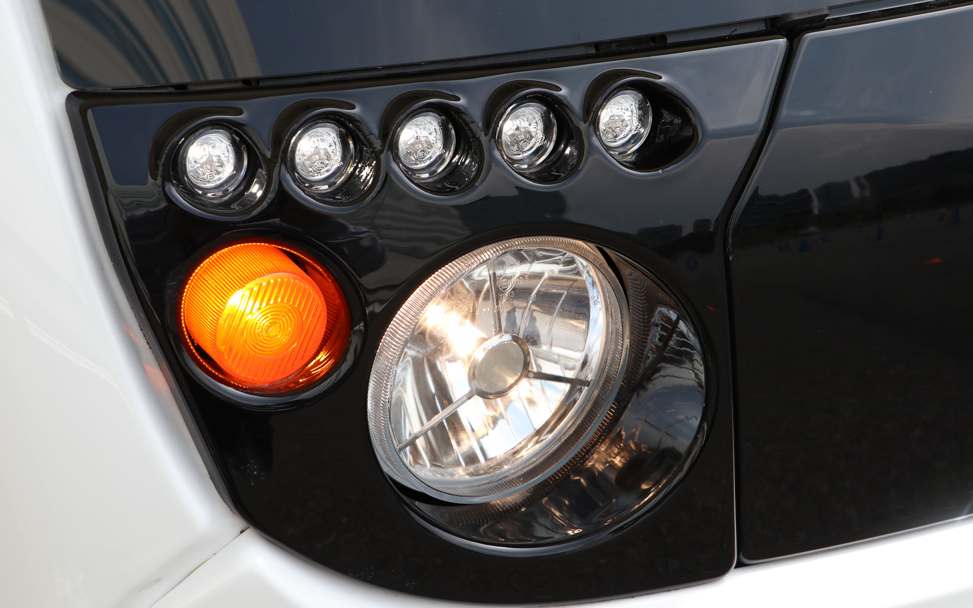 ヘッドライトはハロゲン、5つならんだポジションランプはLED、ウインカーは電球