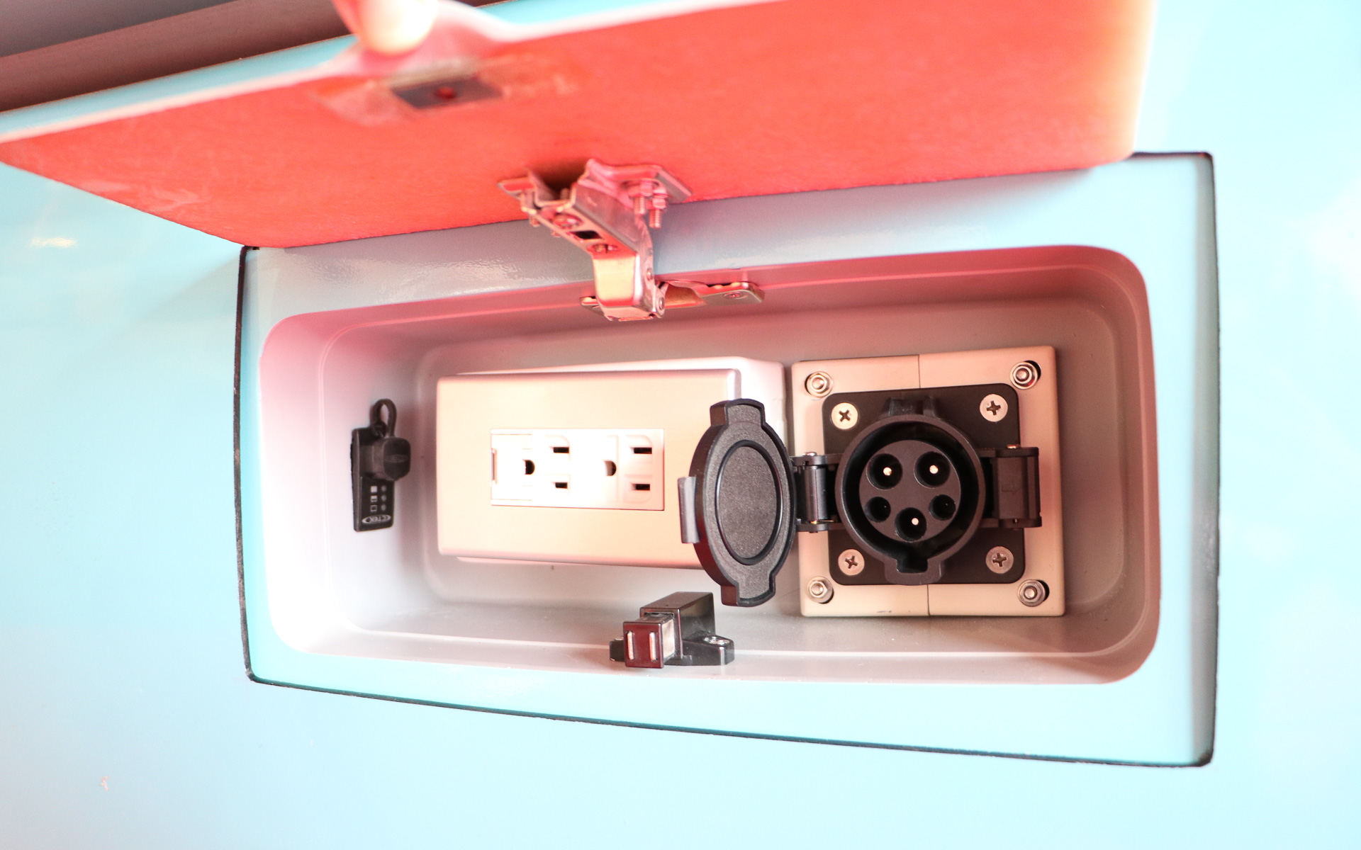 100V給電ポート（エレモ200のみ）と充電ポート