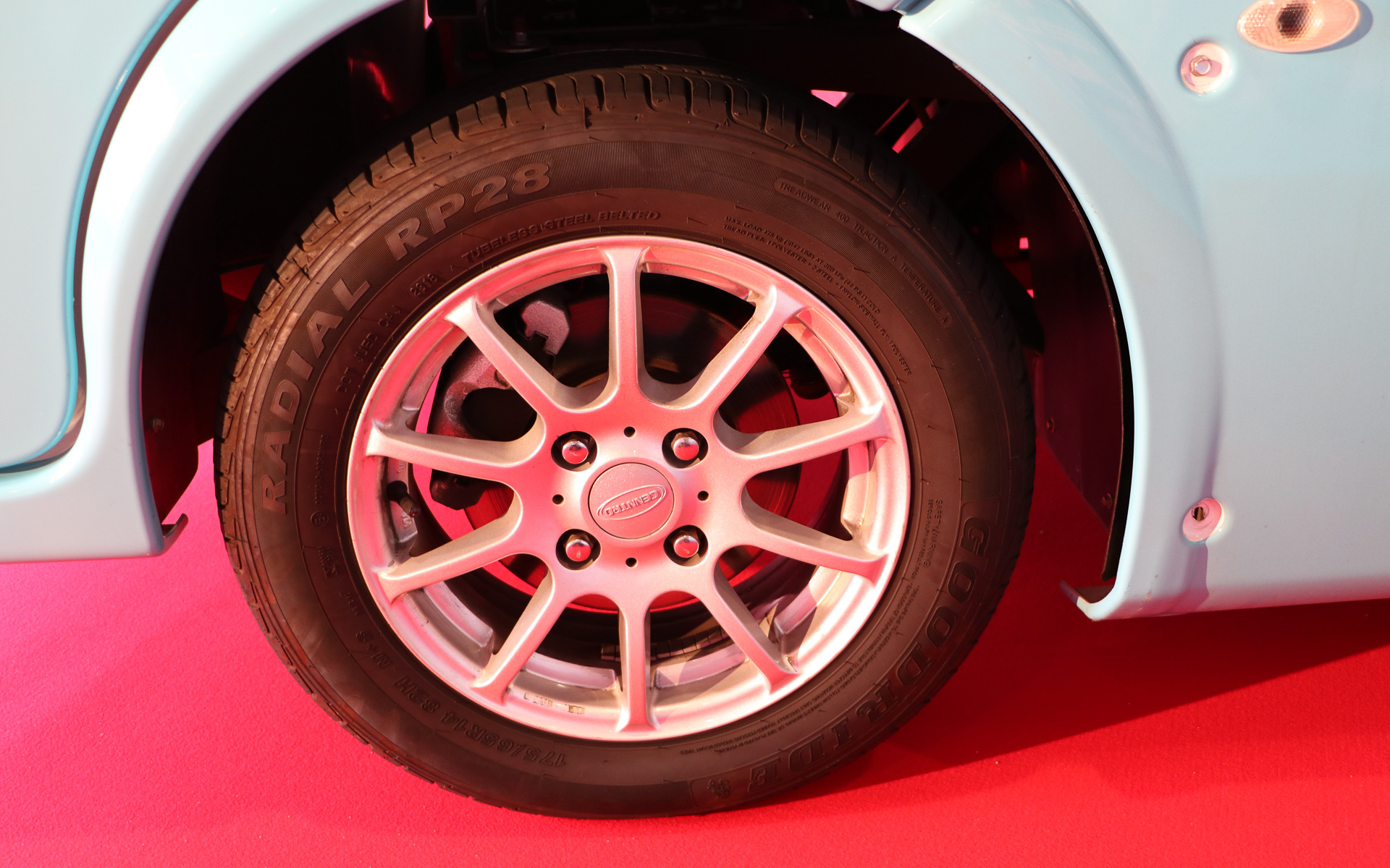 タイヤはGOODRIDEのエコタイヤRP28。サイズは175/65R14