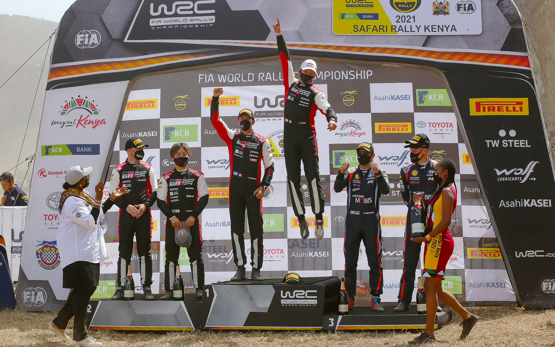 サファリラリーで1-2フィニッシュを達成したTOYOTA GAZOO Racing。中央が優勝したセバスチャン・オジエ/ジュリアン・イングラシア組。左が2位の勝田貴元/ダニエル・バリット組