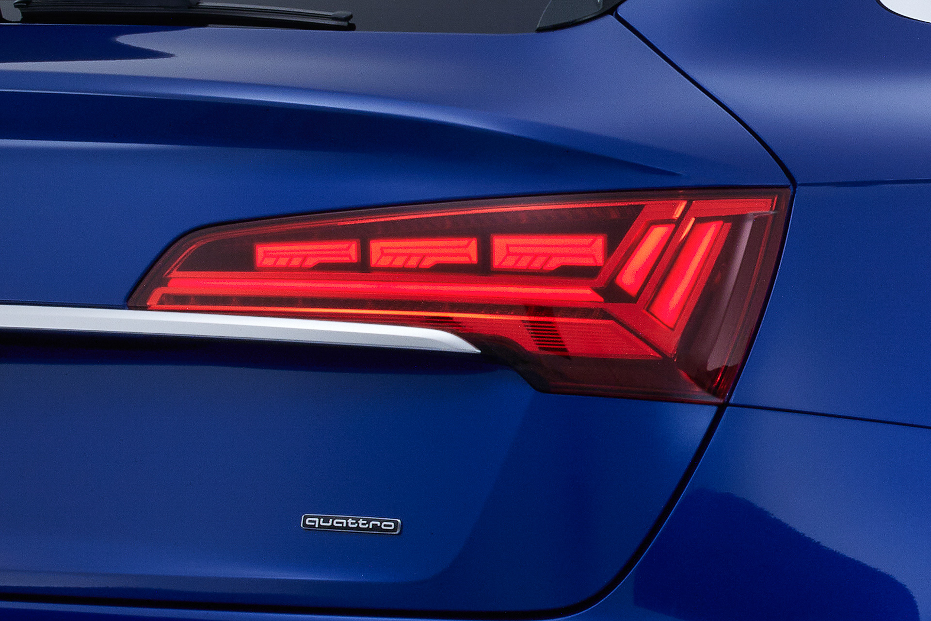 後続車へのアラート機能をもつマトリクスOLEDリアライト