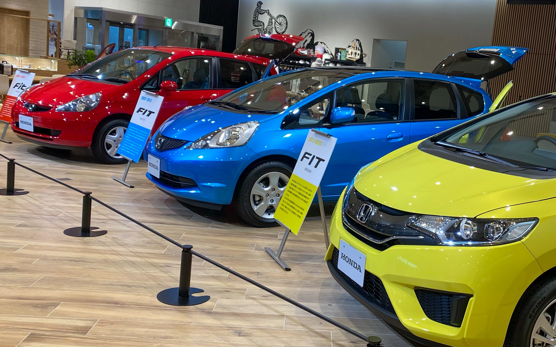 7月19日までHondaウェルカムプラザ青山で開催されている、FIT 20周年記念展「FIT HAPPY 20 YEARS」。赤・青・黄色のカラフルな初代・2代目・3代目に目を奪われました。あなたはどの顔が好みでしょうか？