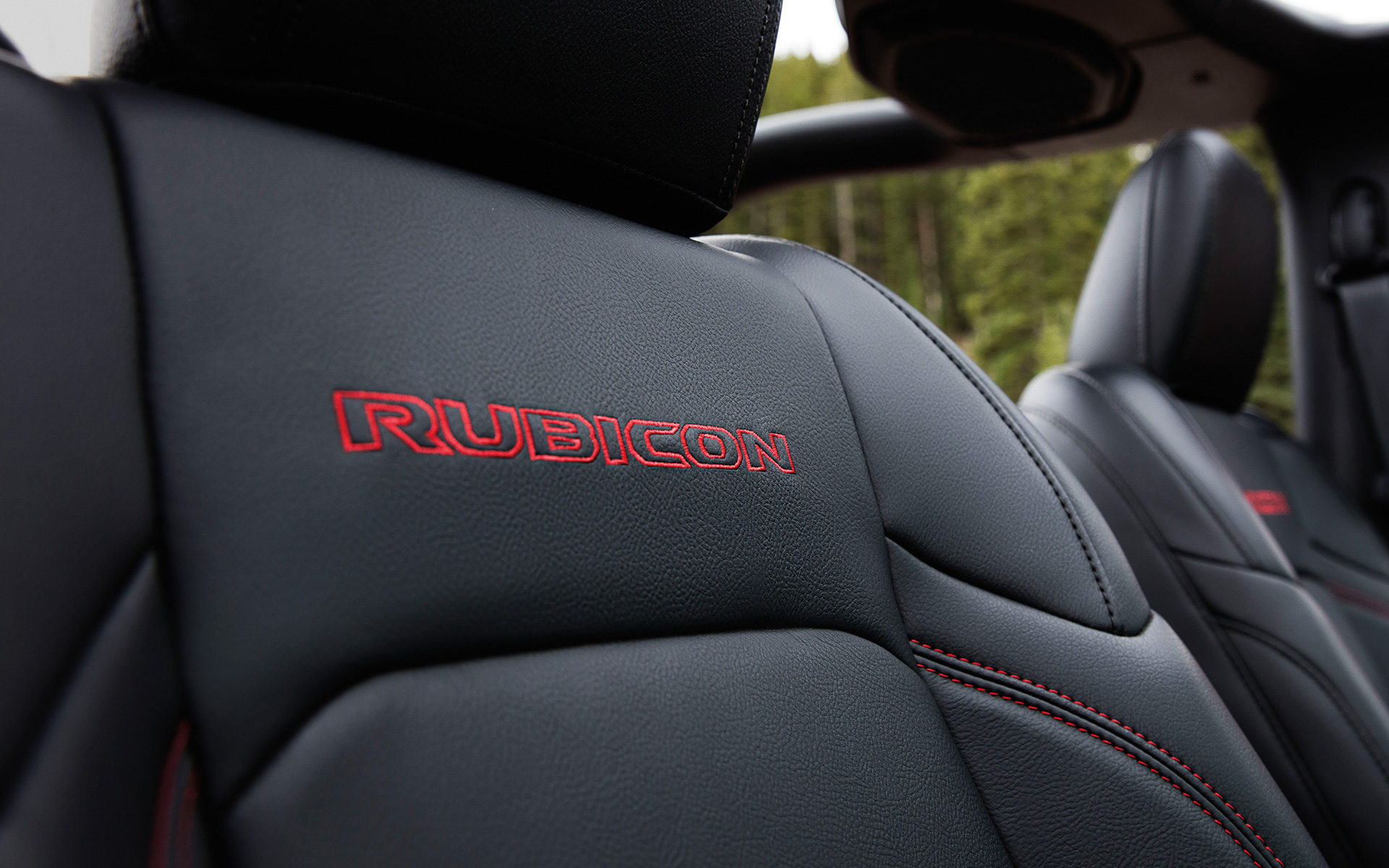 レザーシート（前席はシートヒーター完備）