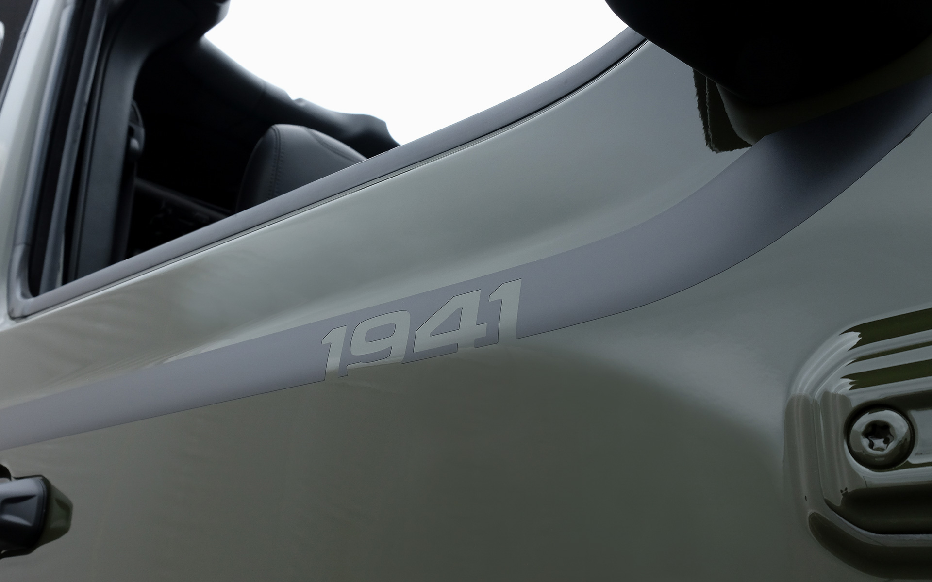 ジープの起源となる1941年を示すロゴ