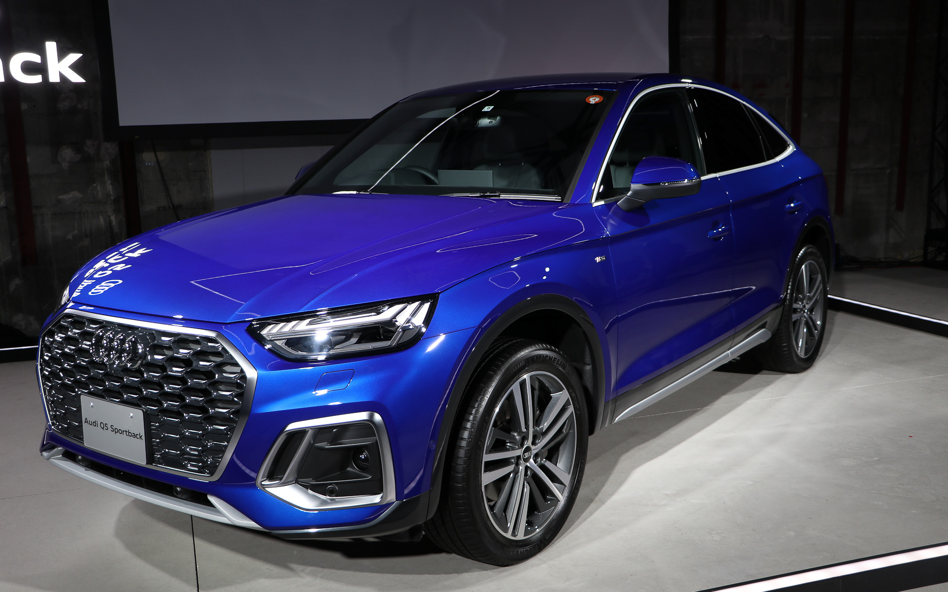 上がQ5 スポーツバック、下がQ5。スポーツバックはルーフ中央から流れるようにリアゲートへとつながる。また、Q5に備わるルーフレールが省かれ、よりスポーティさが強調されている