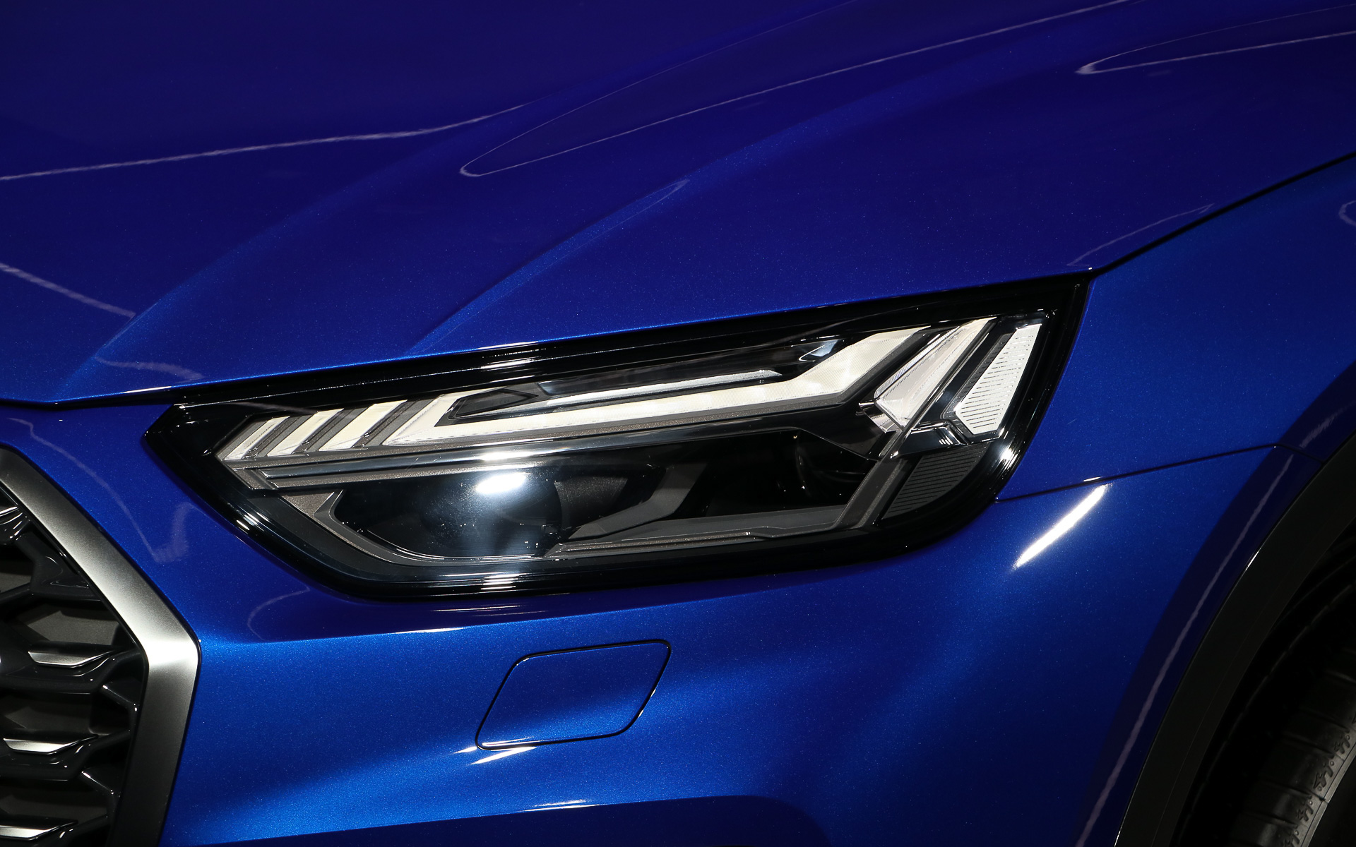 できるだけ高い位置にしたというヘッドライト