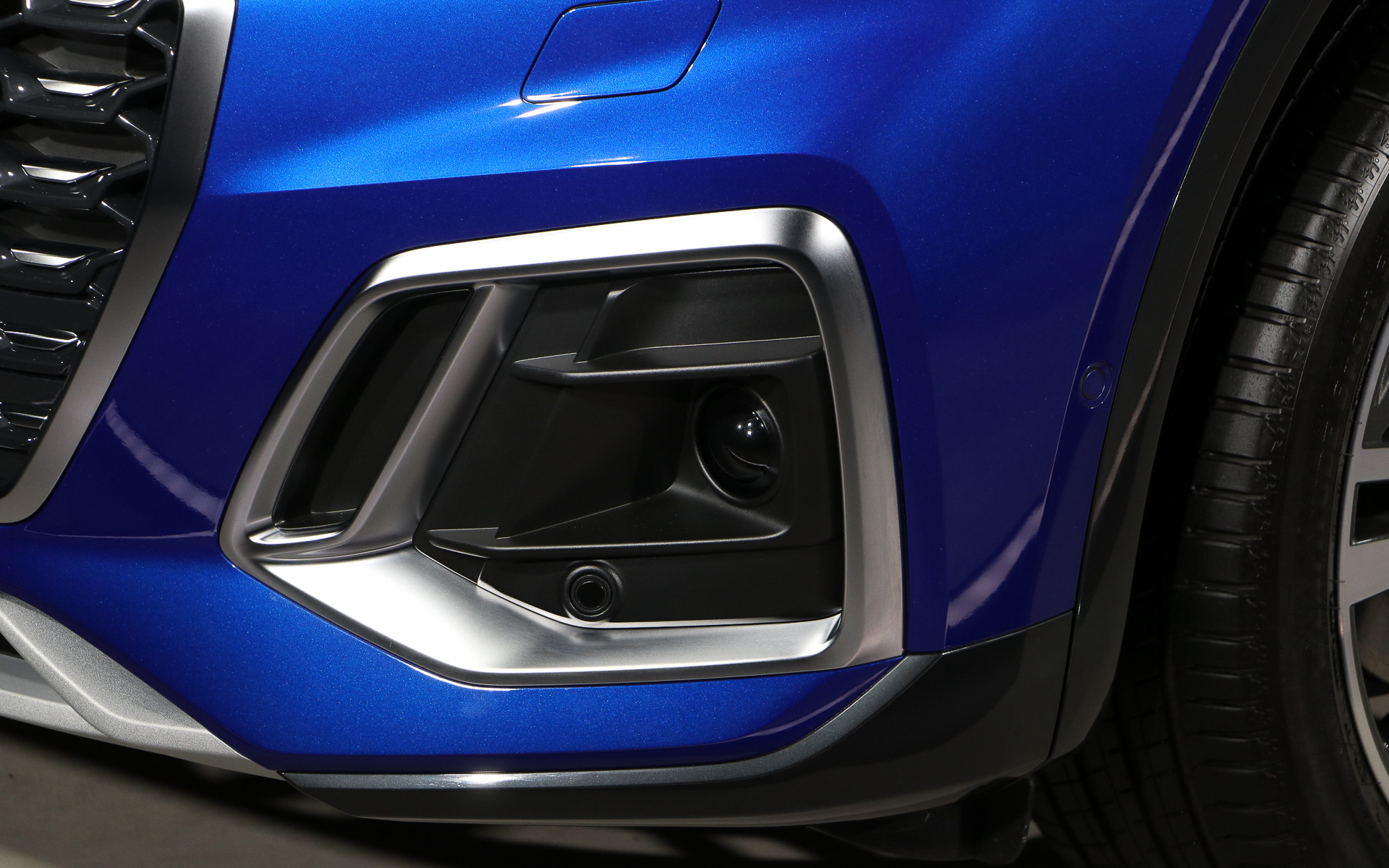 フロント両サイドには専用エアインテークを備えスポーティさを創出