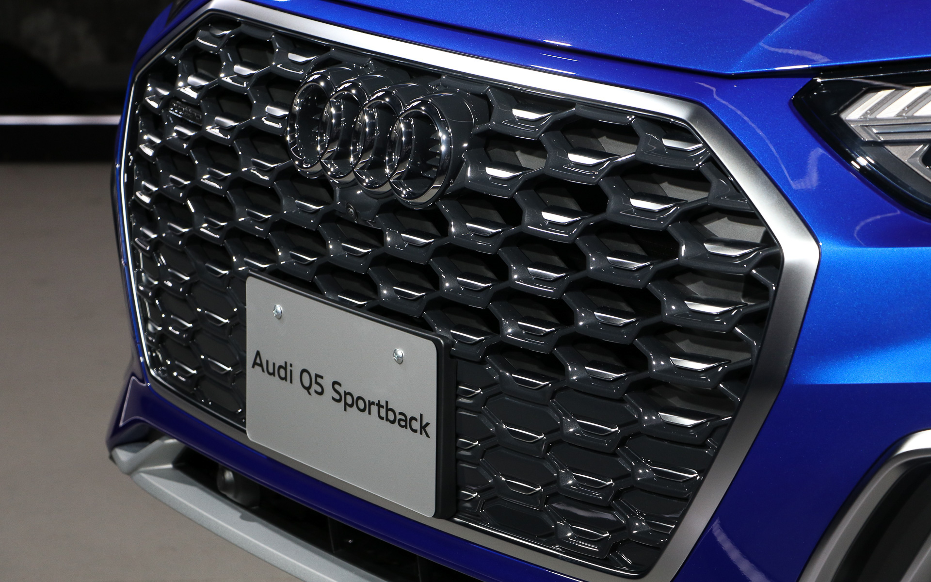 ソフトな印象を与えるフレームを採用したグリル