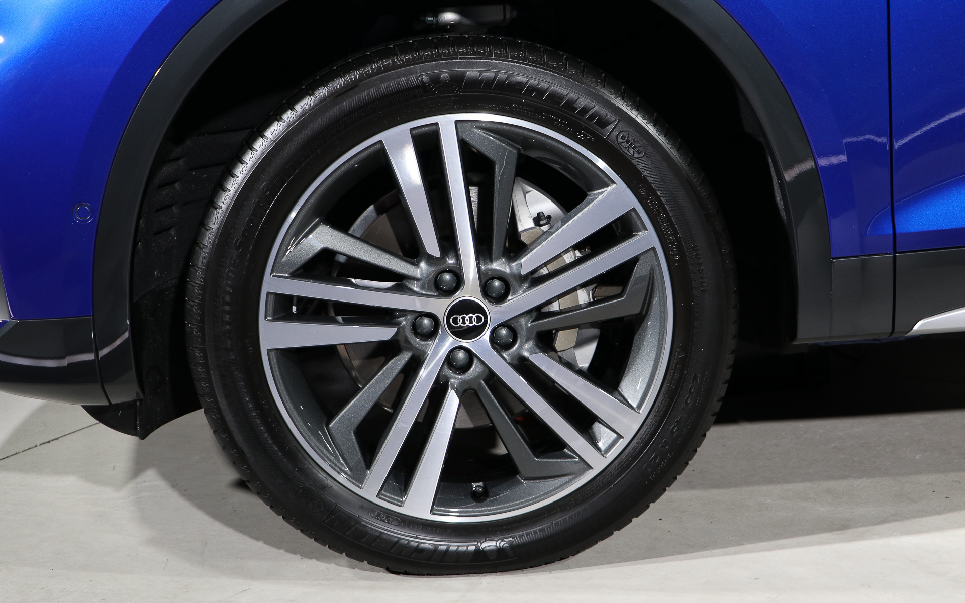 タイヤはミシュランのハイパフォーマンスSUVタイヤ「LATITUDE SPORT 3」を装着。サイズは前後とも255/45R20を履く