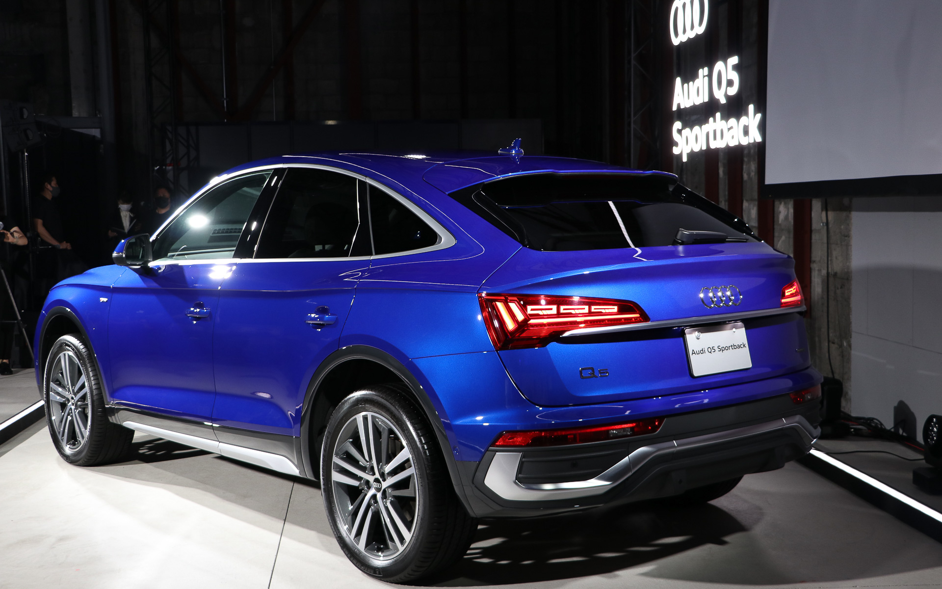 上がQ5 スポーツバック、下がQ5。スポーツバックはルーフ中央から流れるようにリアゲートへとつながる。また、Q5に備わるルーフレールが省かれ、よりスポーティさが強調されている