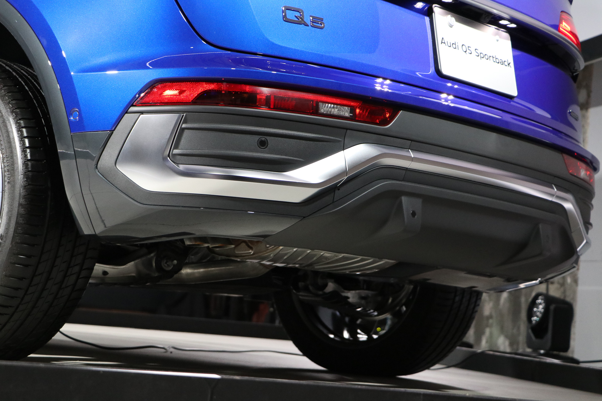 ボディ下側にシルバーのラインを入れることで低さとワイド感を強調。2本出しのマフラーはボディ下部に配置され、後方からは見えないようにしている