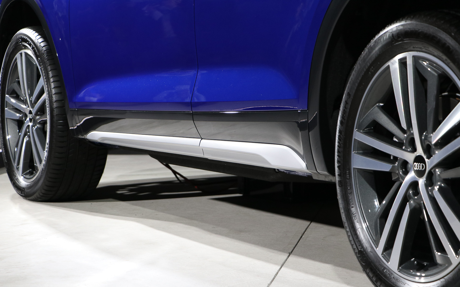 ボディ下側にシルバーのラインを入れることで低さとワイド感を強調。2本出しのマフラーはボディ下部に配置され、後方からは見えないようにしている