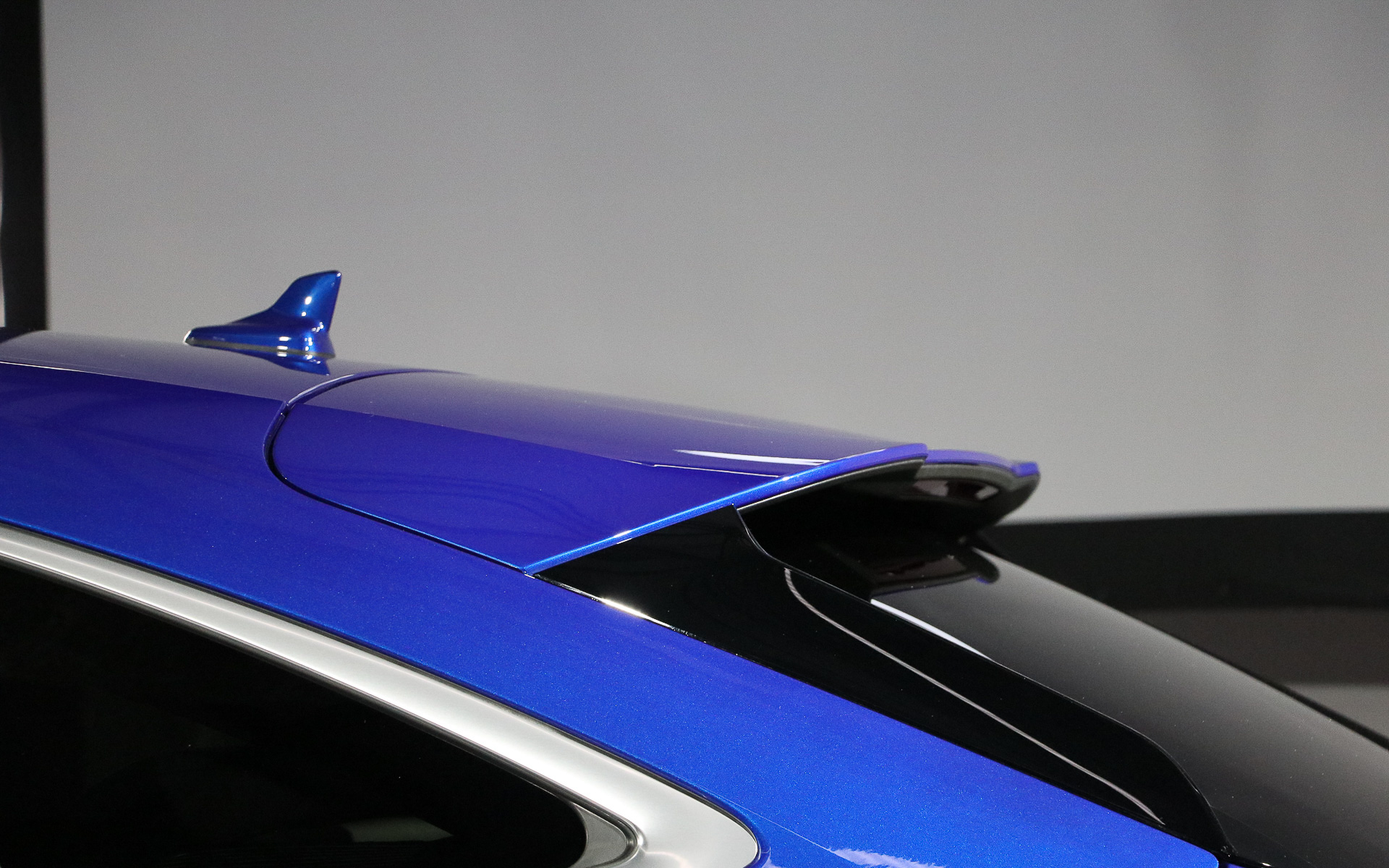 長めのリアスポイラーでよりクーペフォルムを生み出している