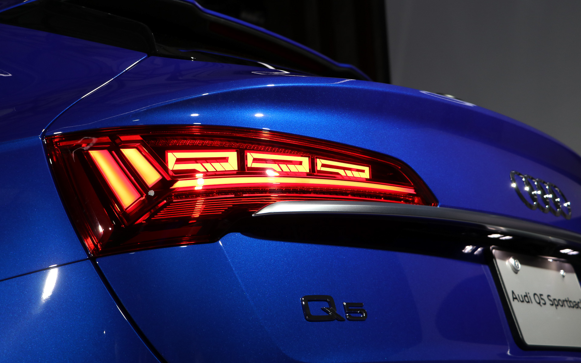 ハイライトのひとつである「マトリクスOLEDリアライト」