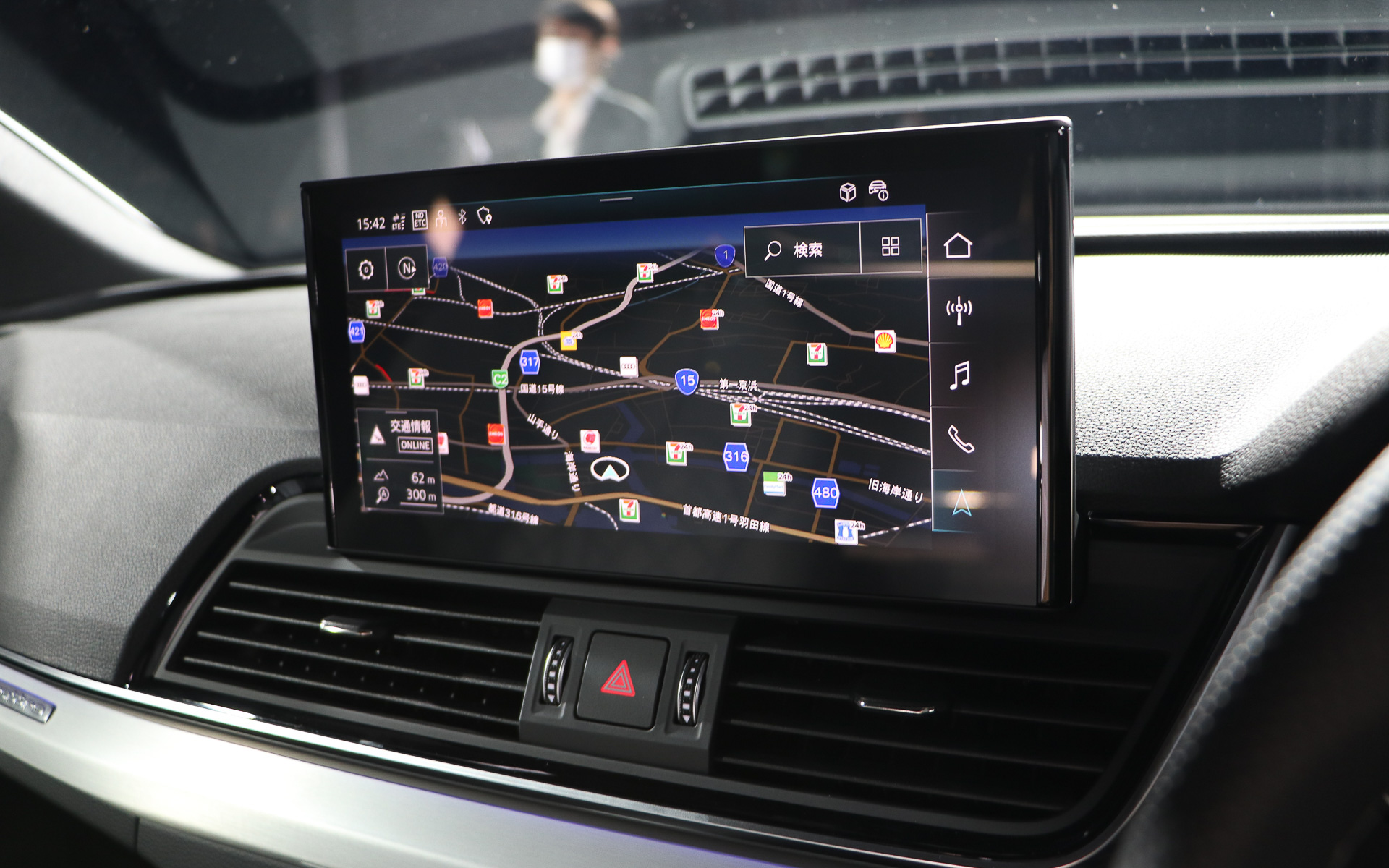 室内はQ5と同様で最新のインフォテインメントシステム「MIB3」や10.1インチのタッチパネル式センタースクリーンを完備