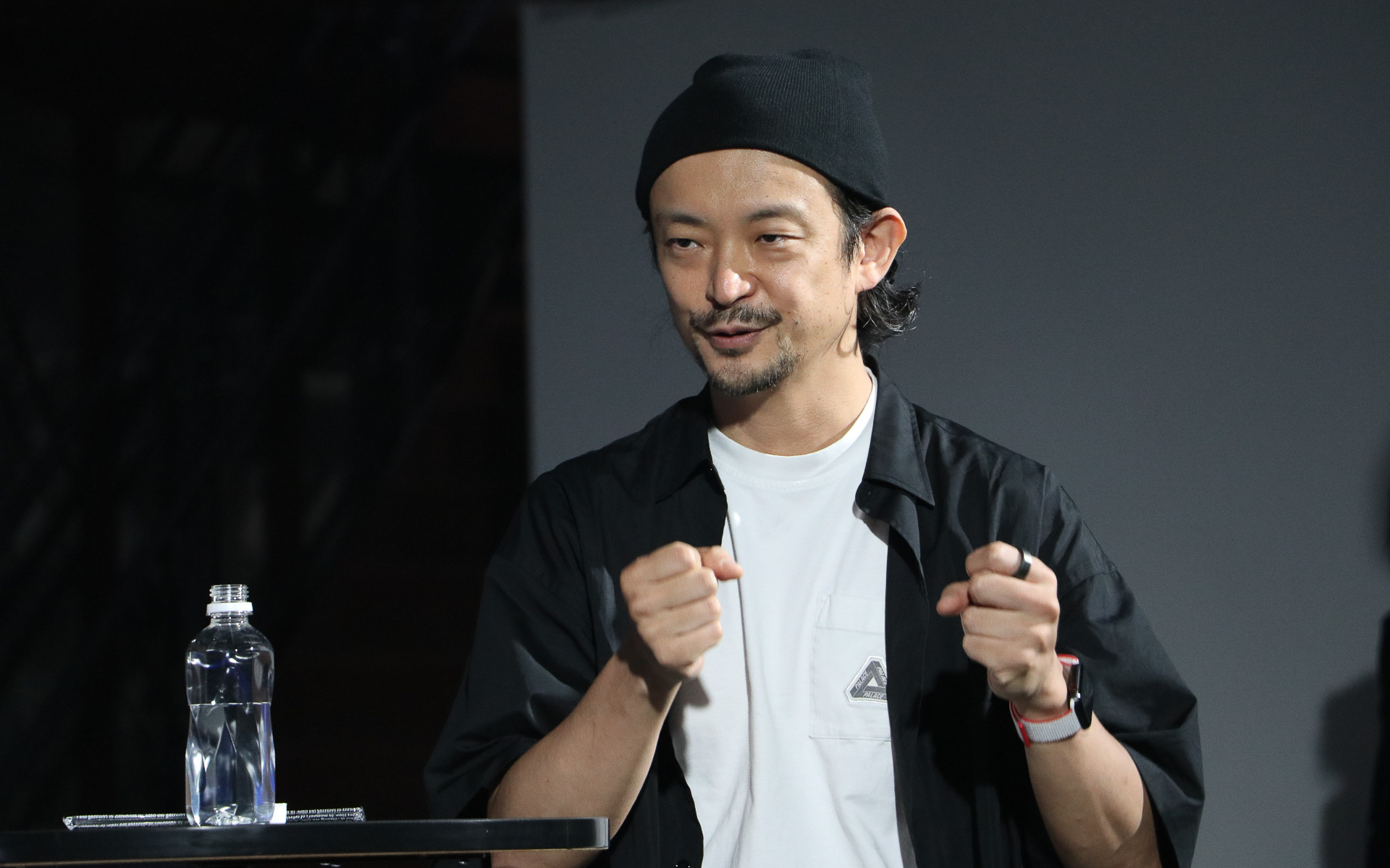 アーティスト、プログラマ、DJなど幅広い活動をしている真鍋氏