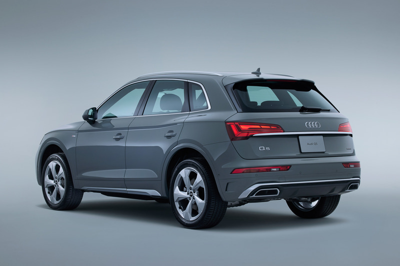 上がQ5 スポーツバック、下がQ5。スポーツバックはルーフ中央から流れるようにリアゲートへとつながる。また、Q5に備わるルーフレールが省かれ、よりスポーティさが強調されている