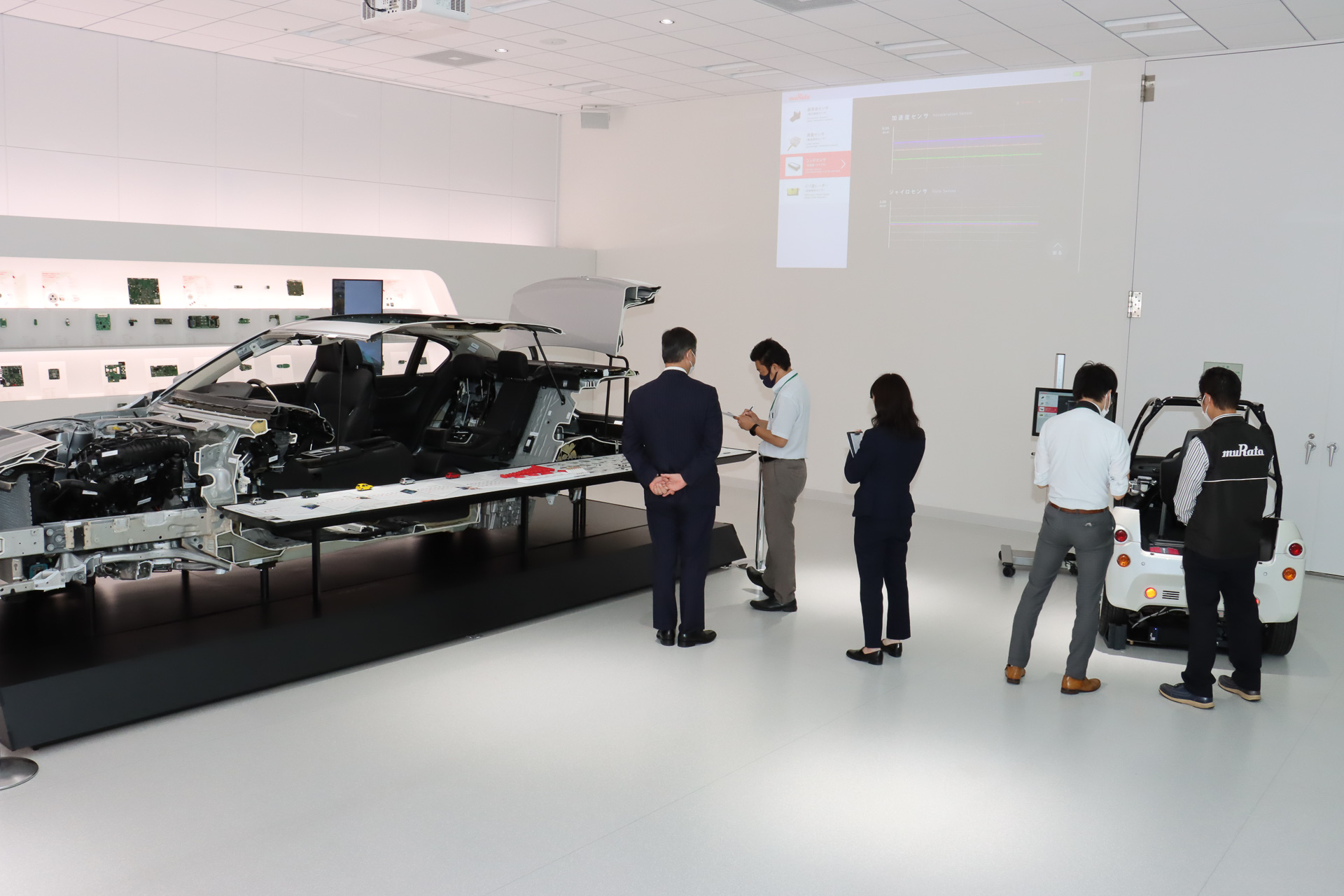 車両のカットモデルや村田製作所の製品などが並ぶMurata みらい Mobility