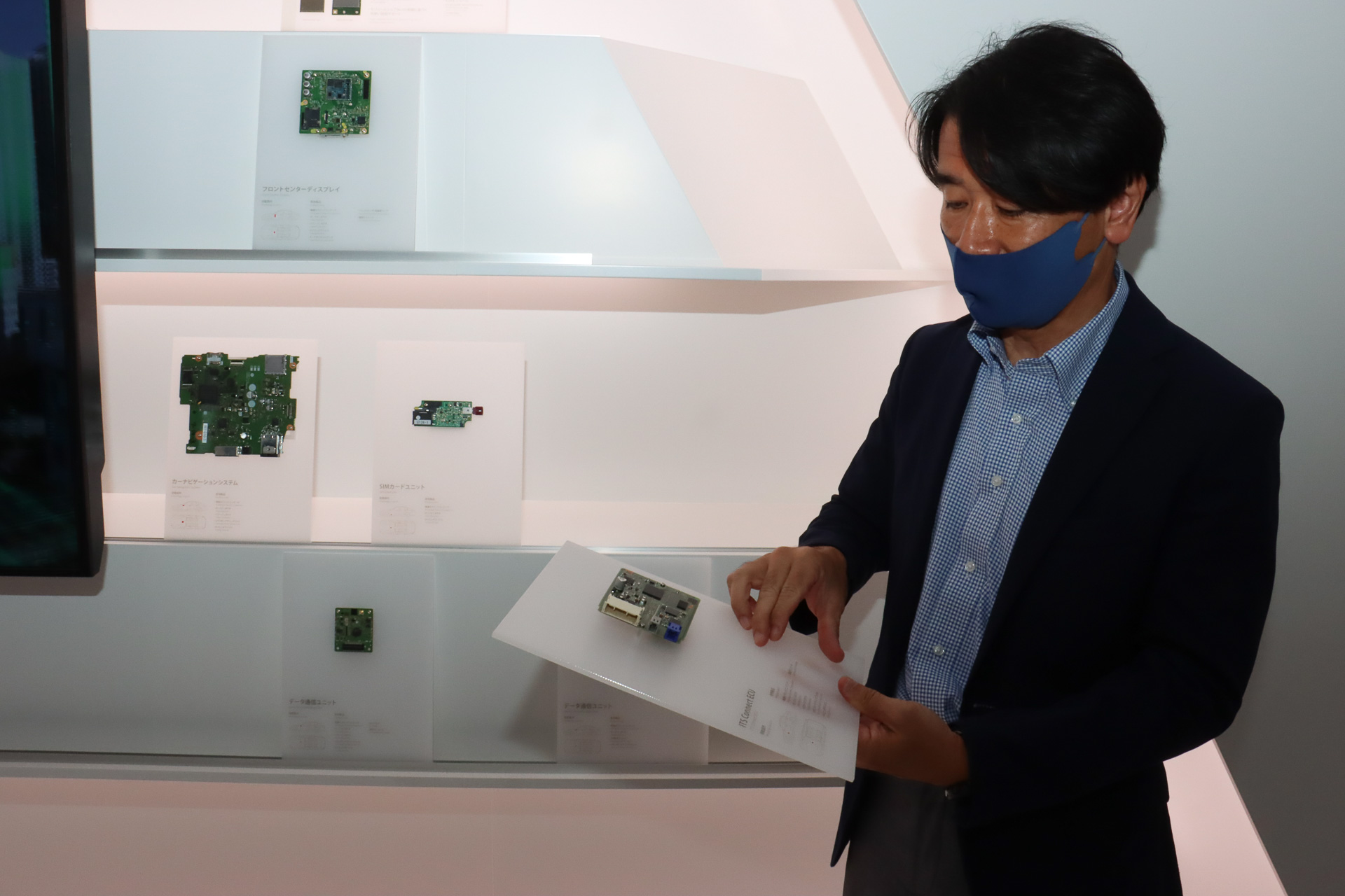 展示品はパネルごと手に取ってじっくり眺められるほか、マグネット固定なので取り外して裏面までチェック可能としている