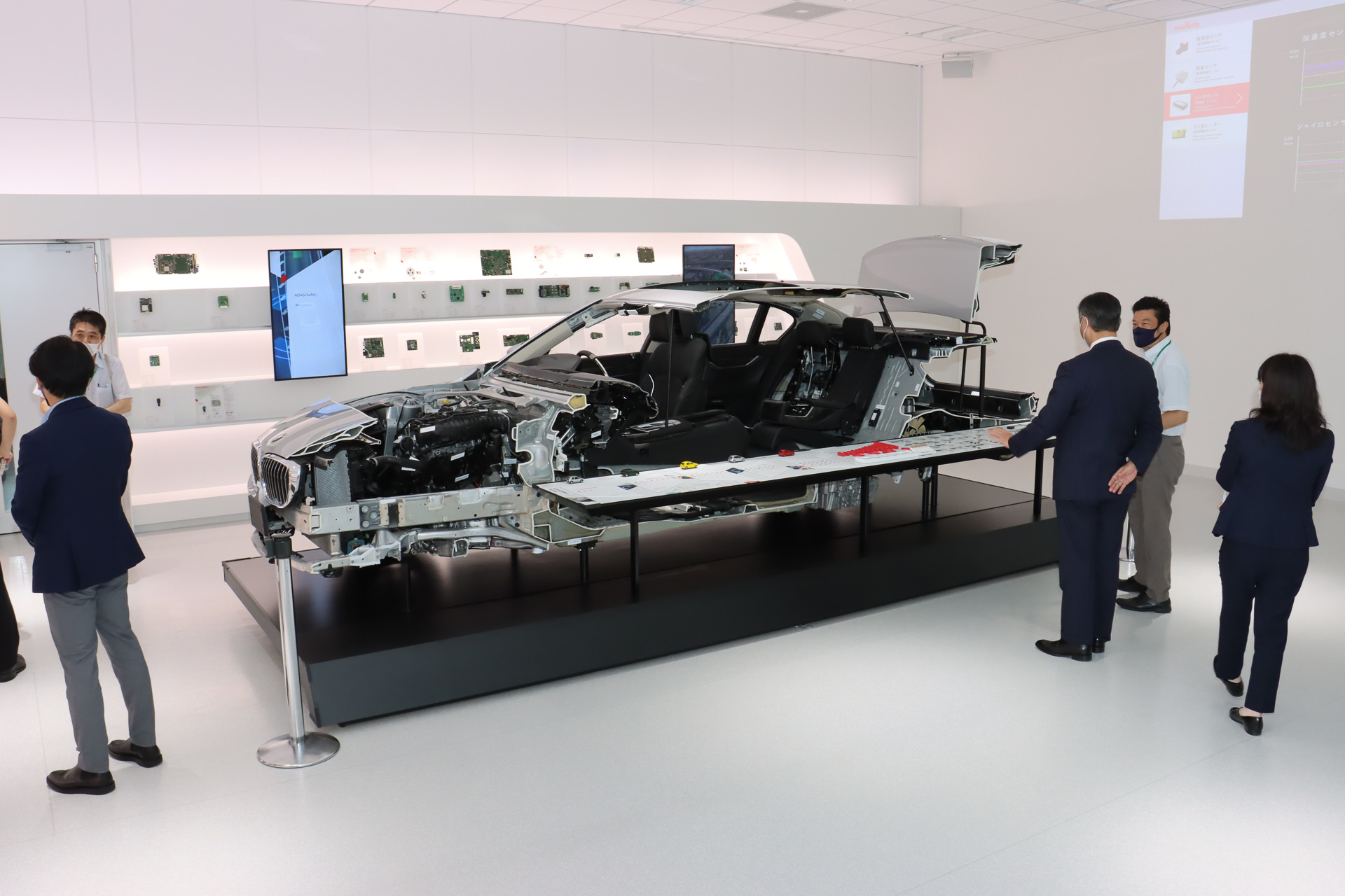 カットモデルの前でも、自動車の電子部品の歴史や村田製作所の車載向け製品ラインアップなどについて展示する