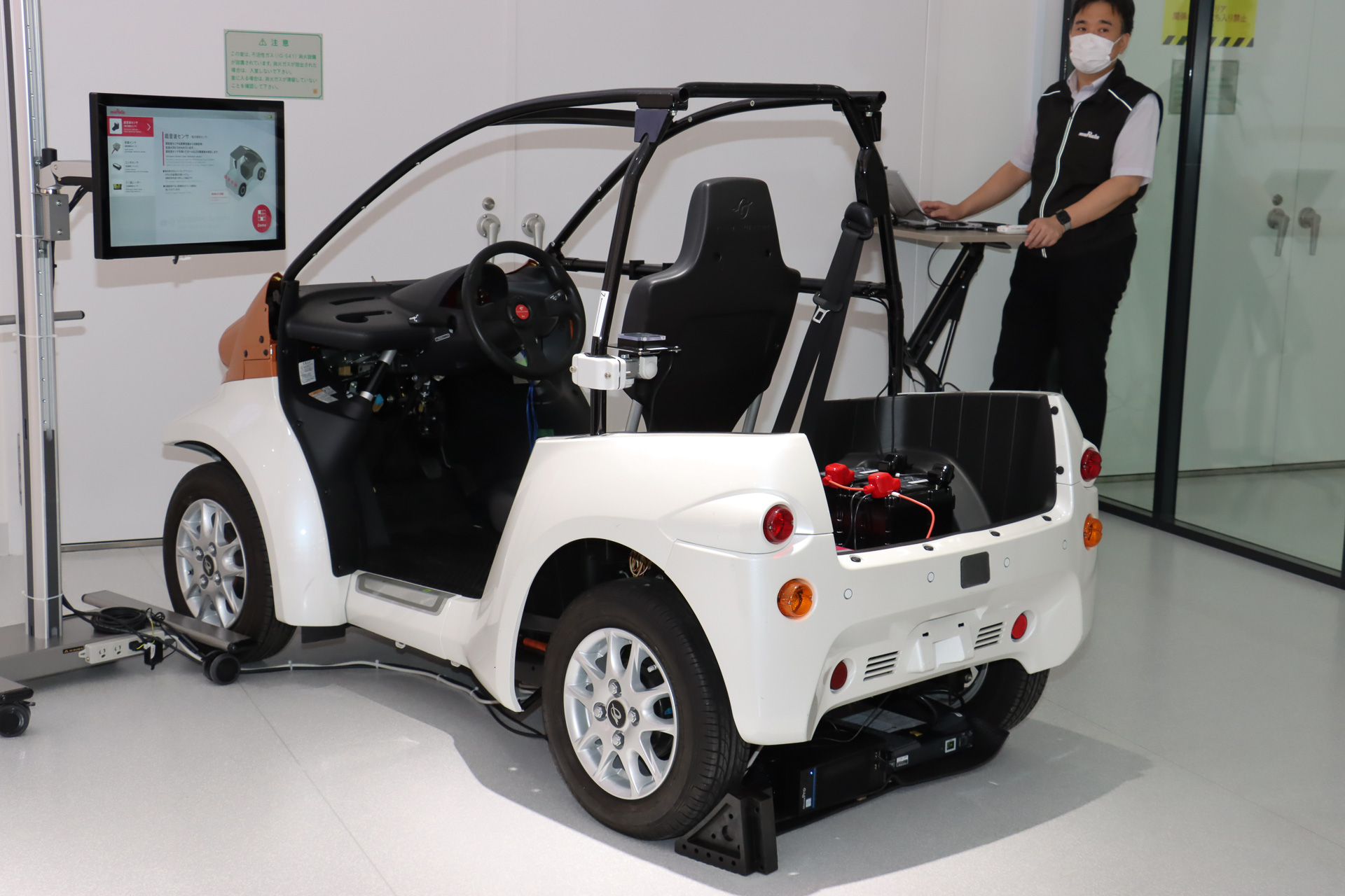 村田製作所のセンサー類が設置された超小型EVのデモ車両