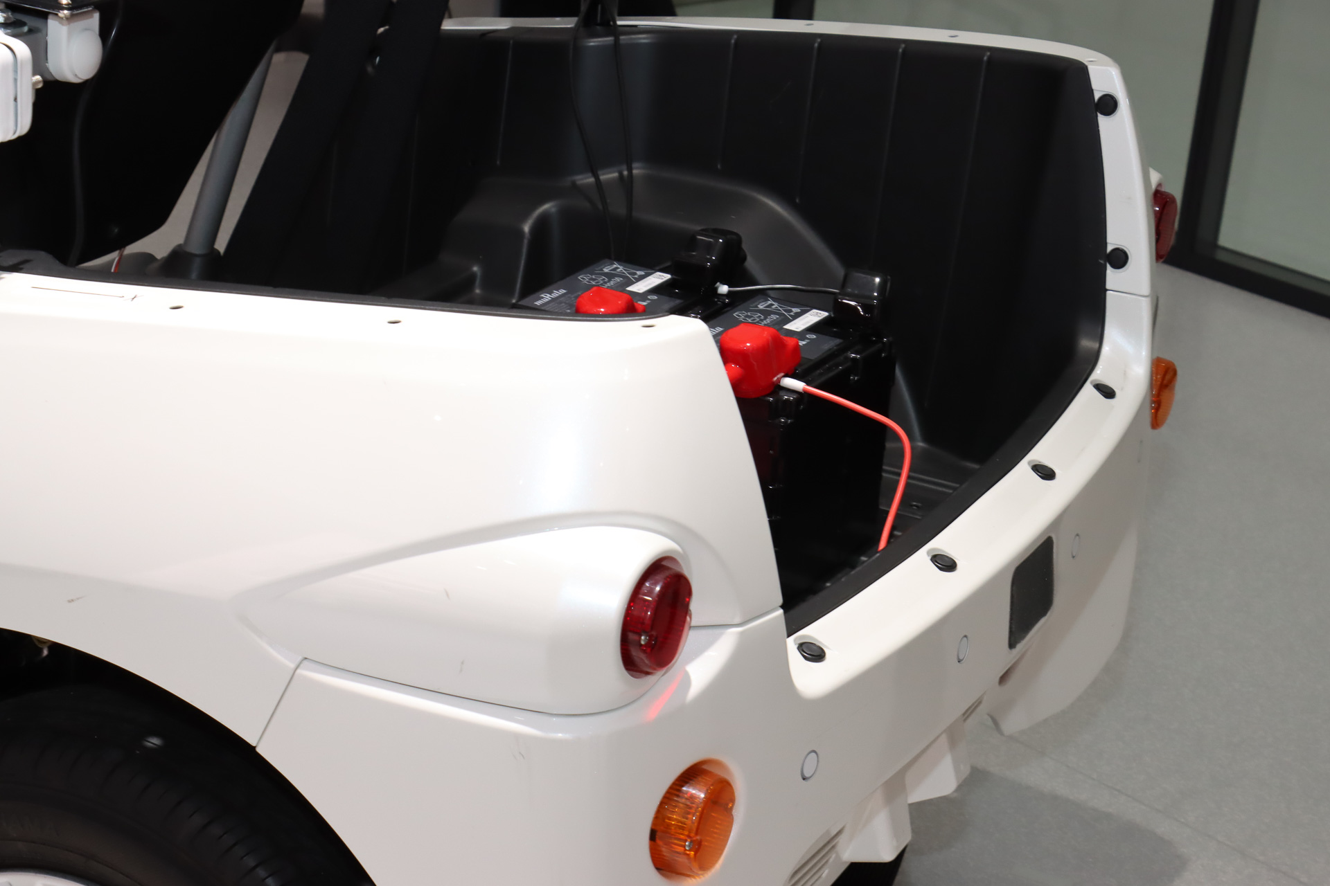 超音波センサー同士を連動させ、距離だけではなく横方向の位置も検出可能としている