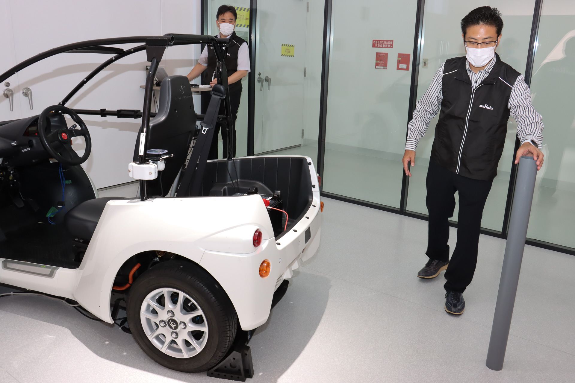 超音波センサー同士を連動させ、距離だけではなく横方向の位置も検出可能としている