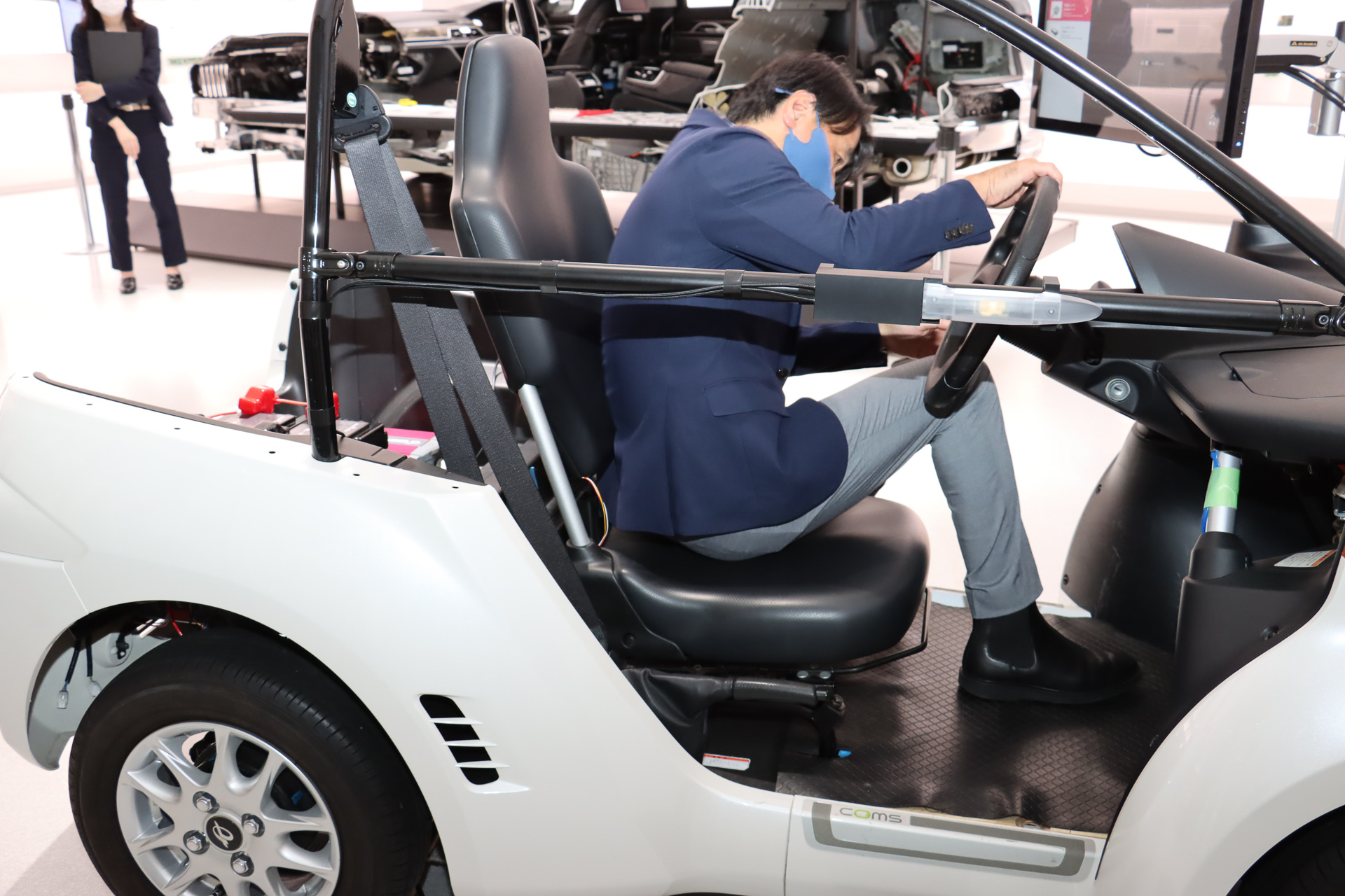 デモ車両に装着したシートの背もたれと座面に荷重センサーを内蔵。乗員は何かを身につけたりせず、ただ座るだけで利用可能