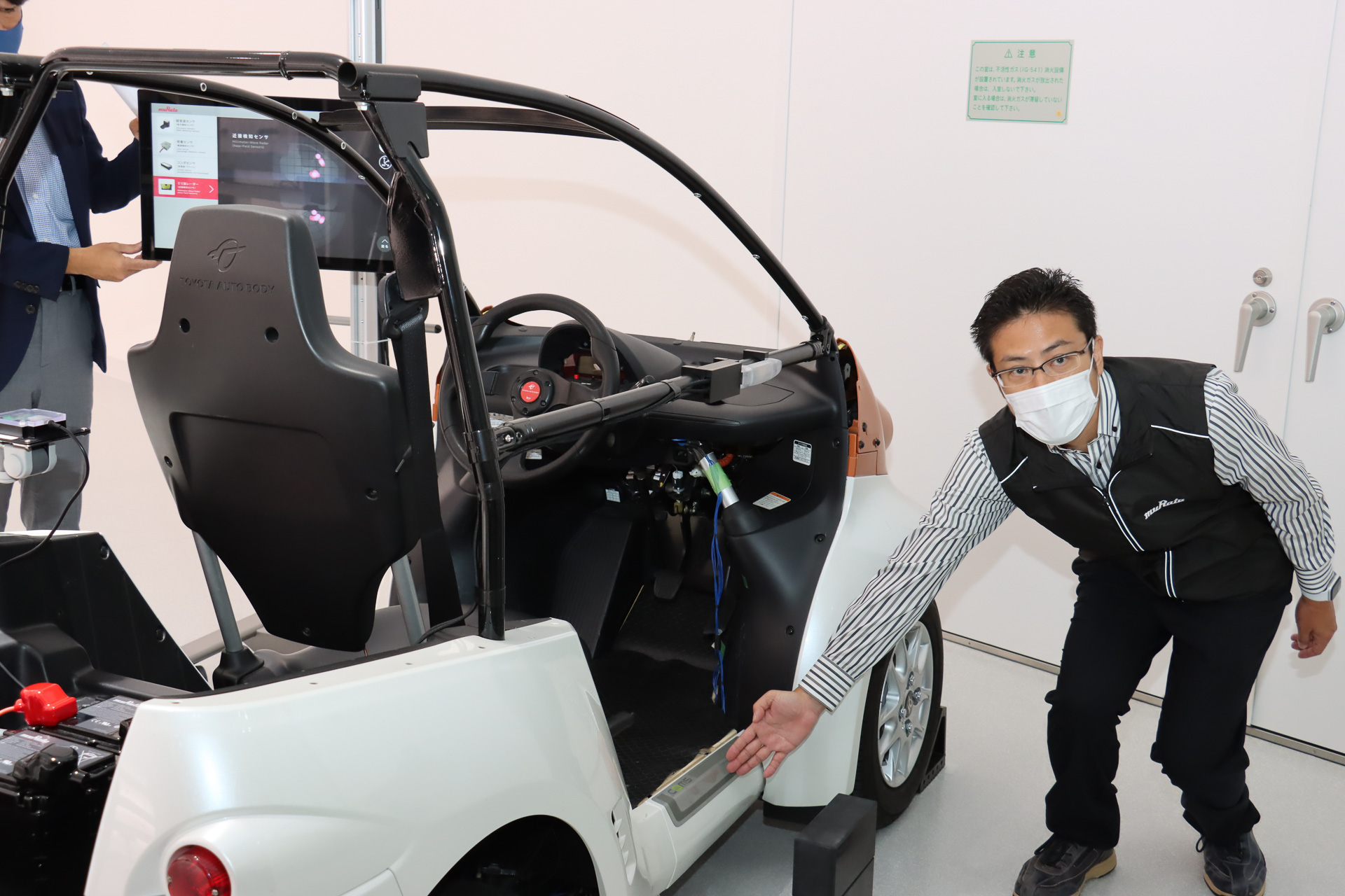 内蔵可能なミリ波レーダーは、ドアなど外観で目立つ部分にも利用可能。近接検知センサーとして利用しているデモではフロントタイヤ脇とドア脇に障害物があることを検知している