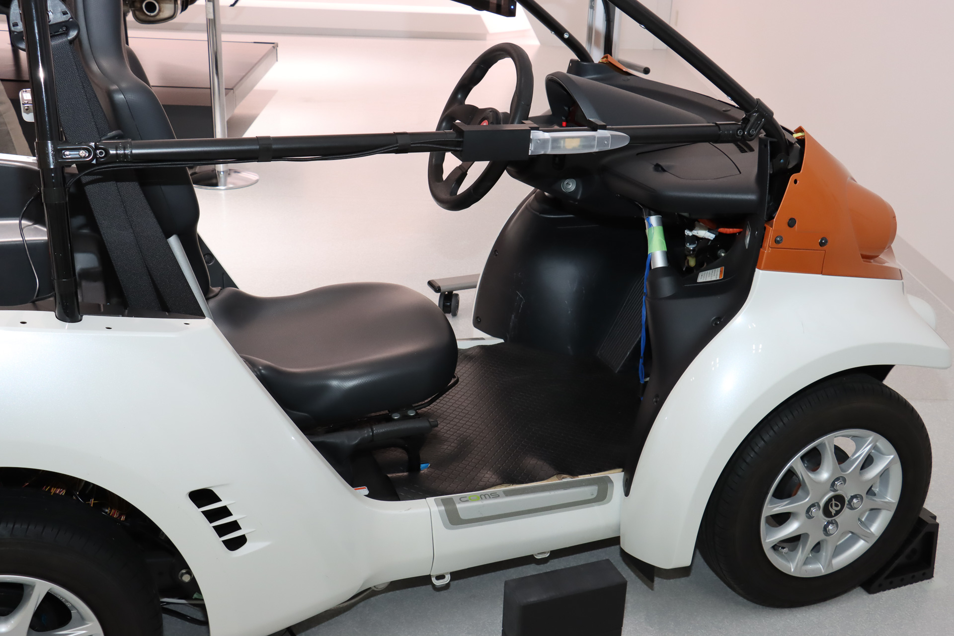 内蔵可能なミリ波レーダーは、ドアなど外観で目立つ部分にも利用可能。近接検知センサーとして利用しているデモではフロントタイヤ脇とドア脇に障害物があることを検知している