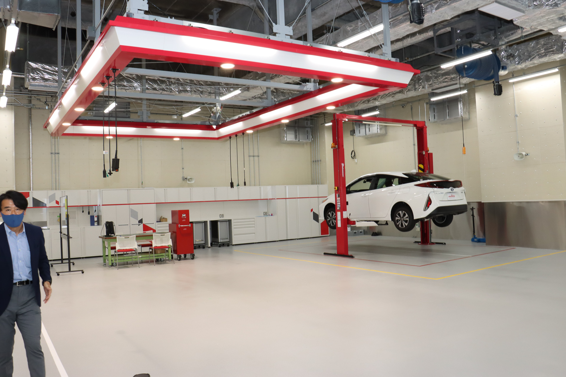 ピット施設では広いスペースに油圧式リフトを設置。この場でクルマの分解やパーツ取り付けなどさまざまな作業ができるようにして、次世代製品に求められる能力などを分析している