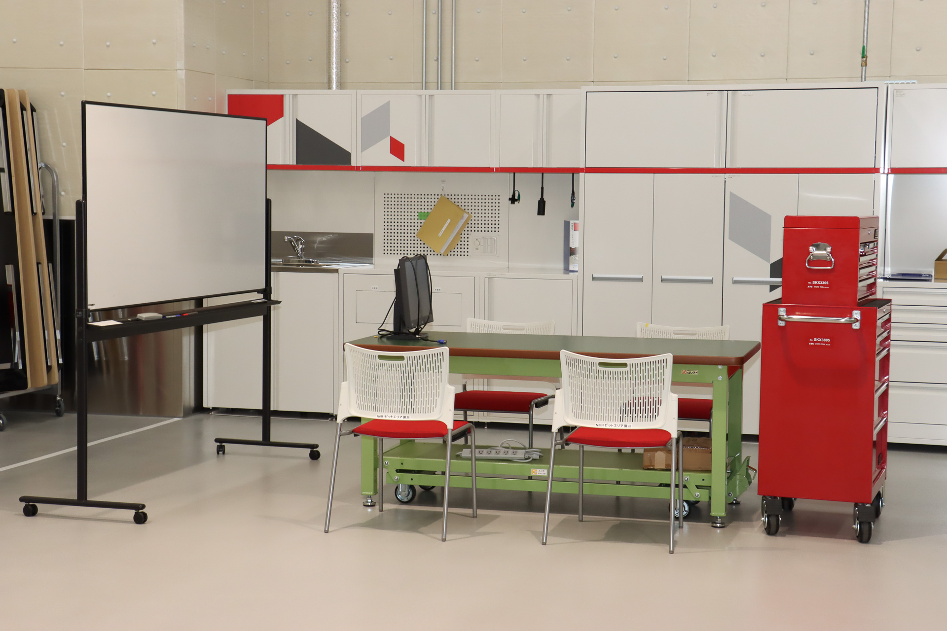 ピット施設では広いスペースに油圧式リフトを設置。この場でクルマの分解やパーツ取り付けなどさまざまな作業ができるようにして、次世代製品に求められる能力などを分析している