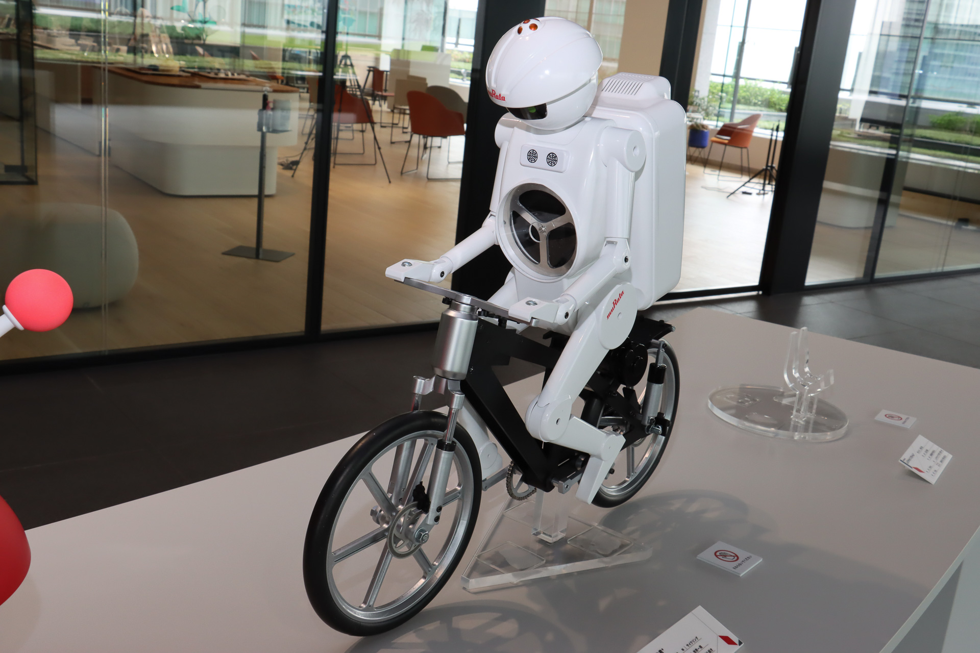 みなとみらいイノベーションセンターのエントランスでは「村田製作所 チアリーディング部」「ムラタセイサク君」が出迎えてくれた