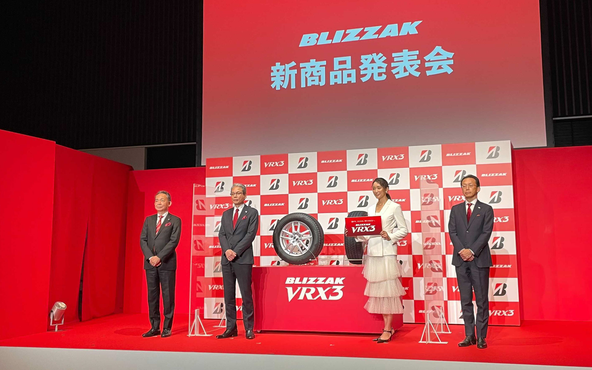 BLIZZAK VRX3の発表会の模様は別途お伝えする。写真は左からブリヂストンタイヤソリューションジャパン株式会社 代表取締役社長の久米伸吾氏、株式会社ブリヂストン 取締役代表執行役 グローバルCOOの東正浩氏、女優の杏さん、株式会社ブリヂストン 常務役員 製品開発管掌の草野亜希夫氏