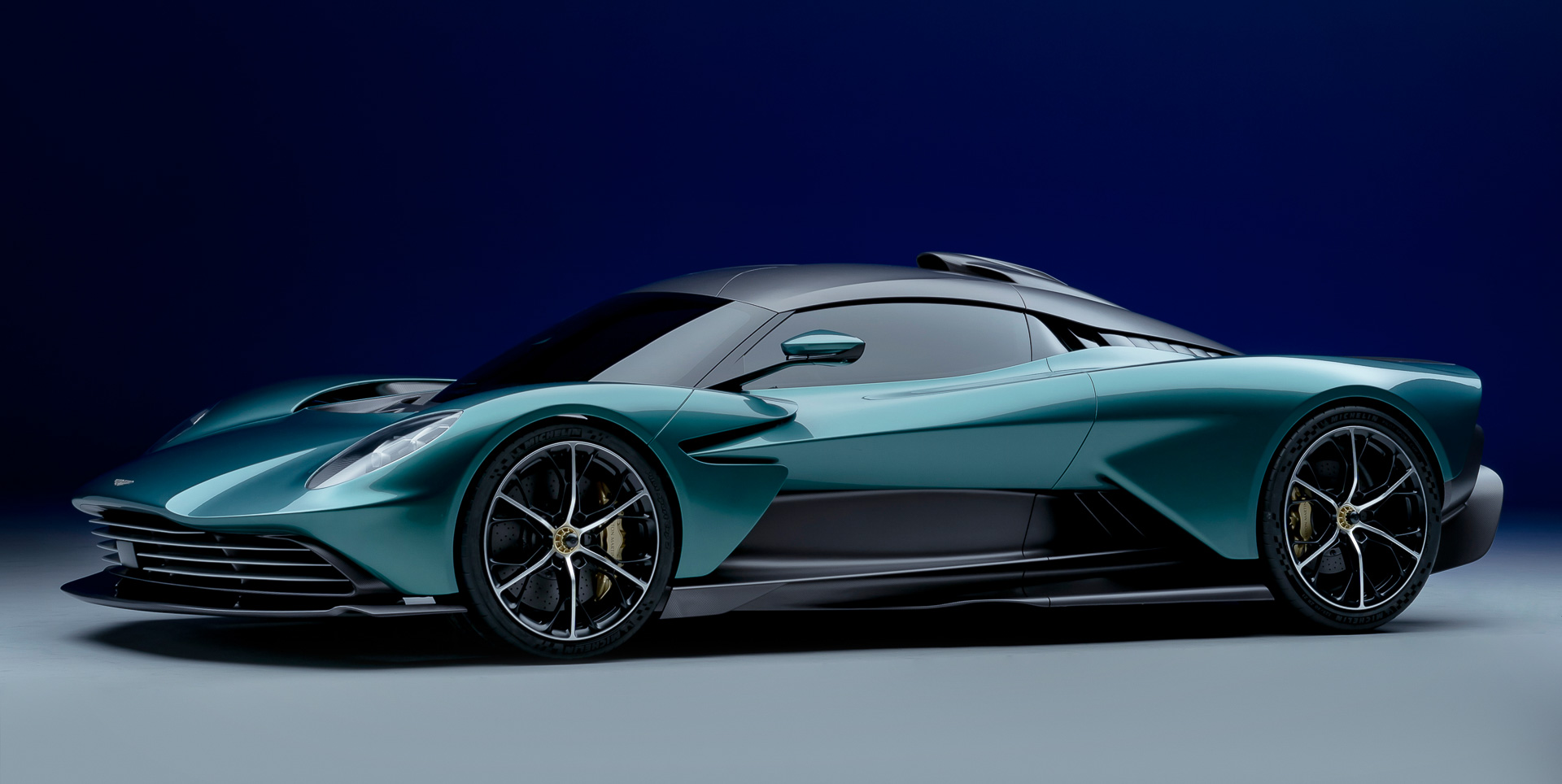 ボディまわりでは新しいカーボンファイバー製コンポーネントを採用