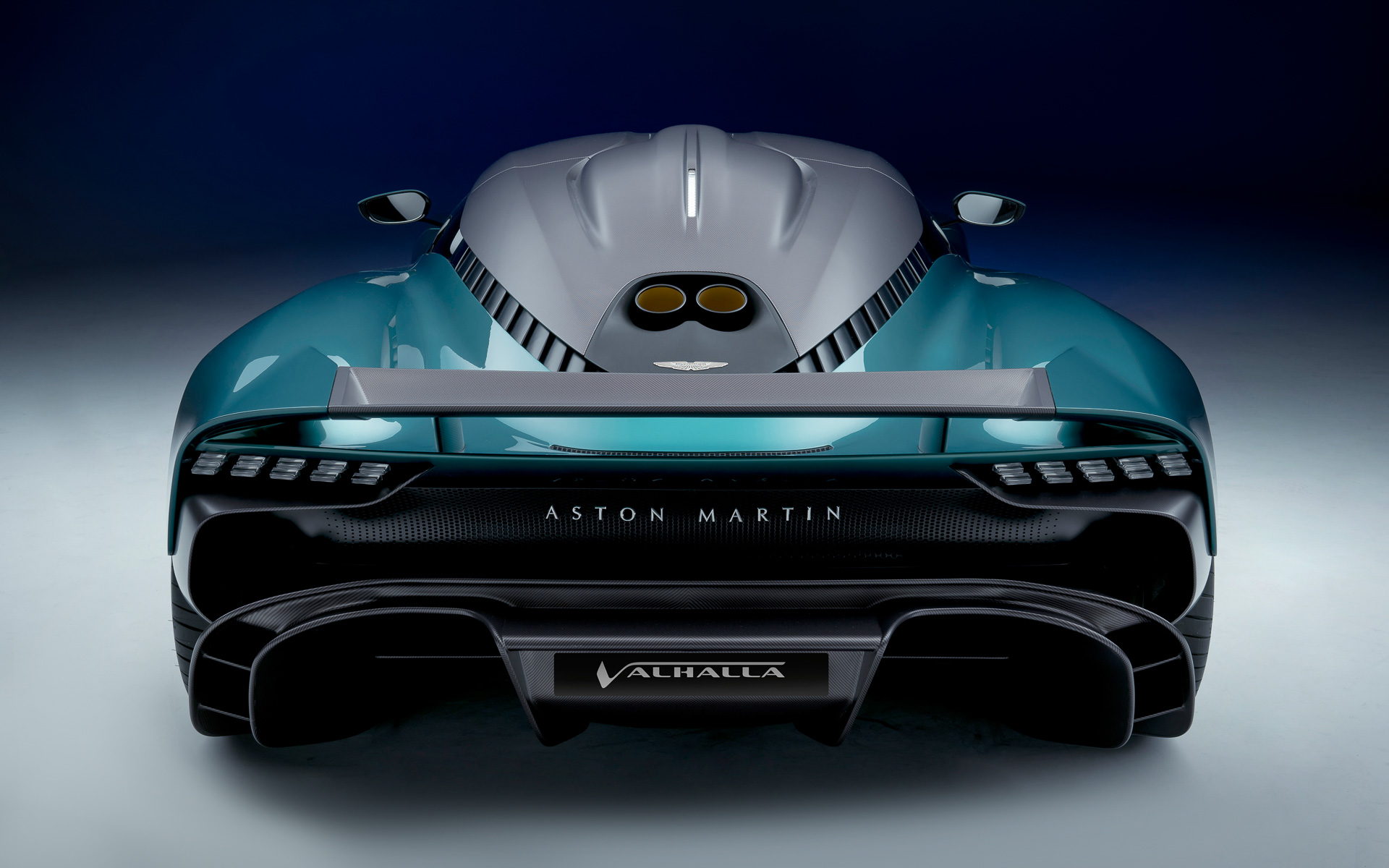 専用のV8エンジンはリアにミッドマウントされる