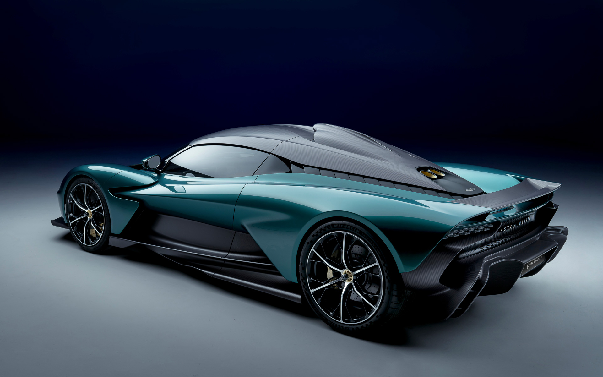 ボディまわりでは新しいカーボンファイバー製コンポーネントを採用