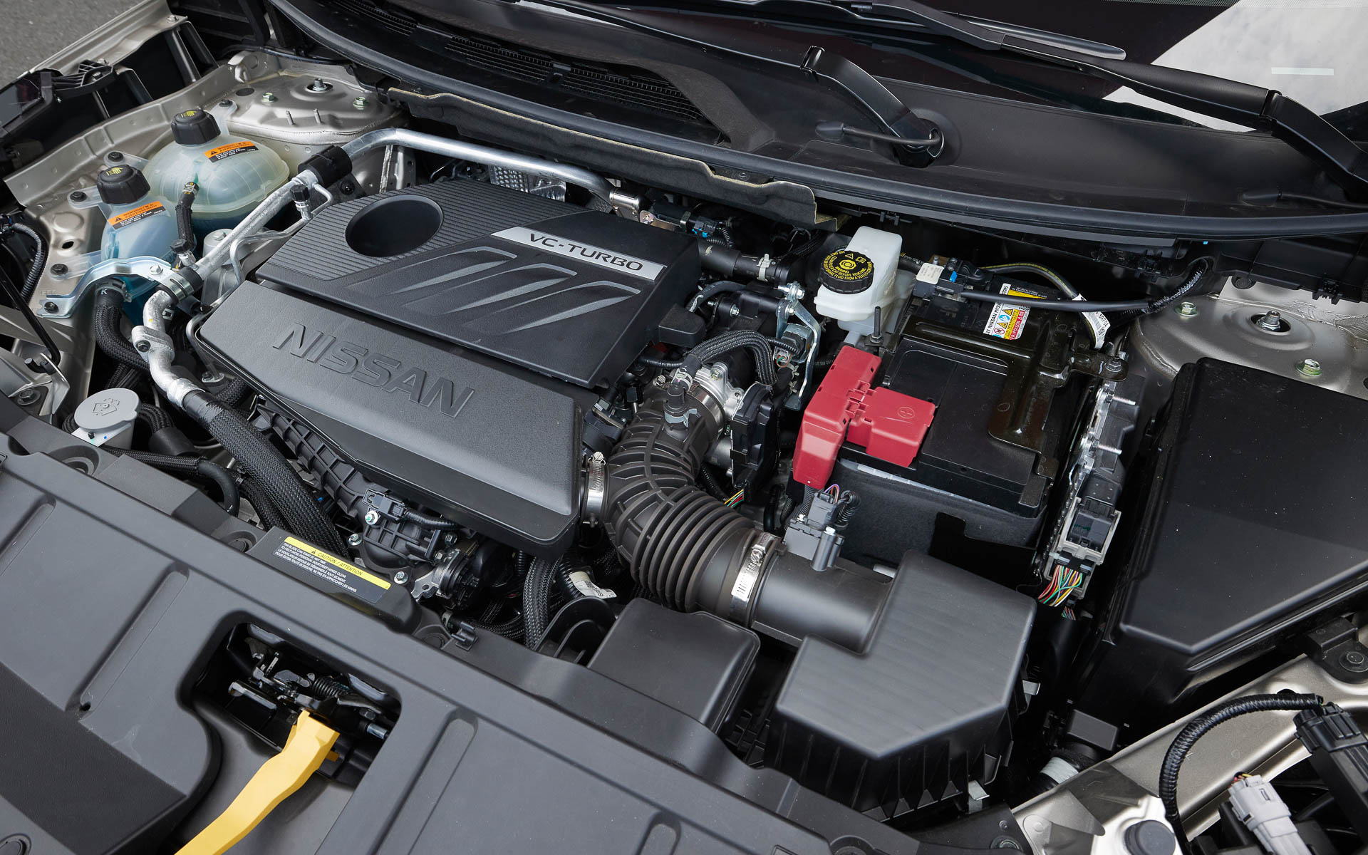 1.5リッター3気筒ターボの次世代VCターボエンジン。カバーされているのでほぼ何も見えません