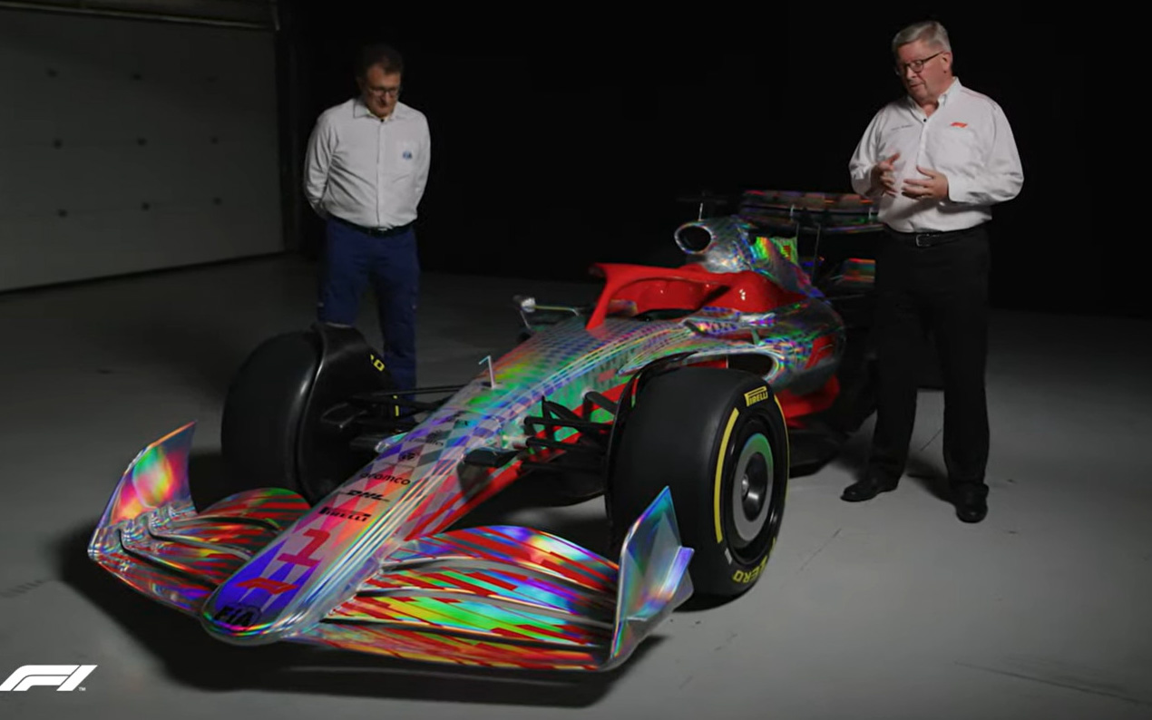 2022年型プロトタイプを前に説明するロス・ブラウン氏（右）とニコラス・トバンジス氏（左）