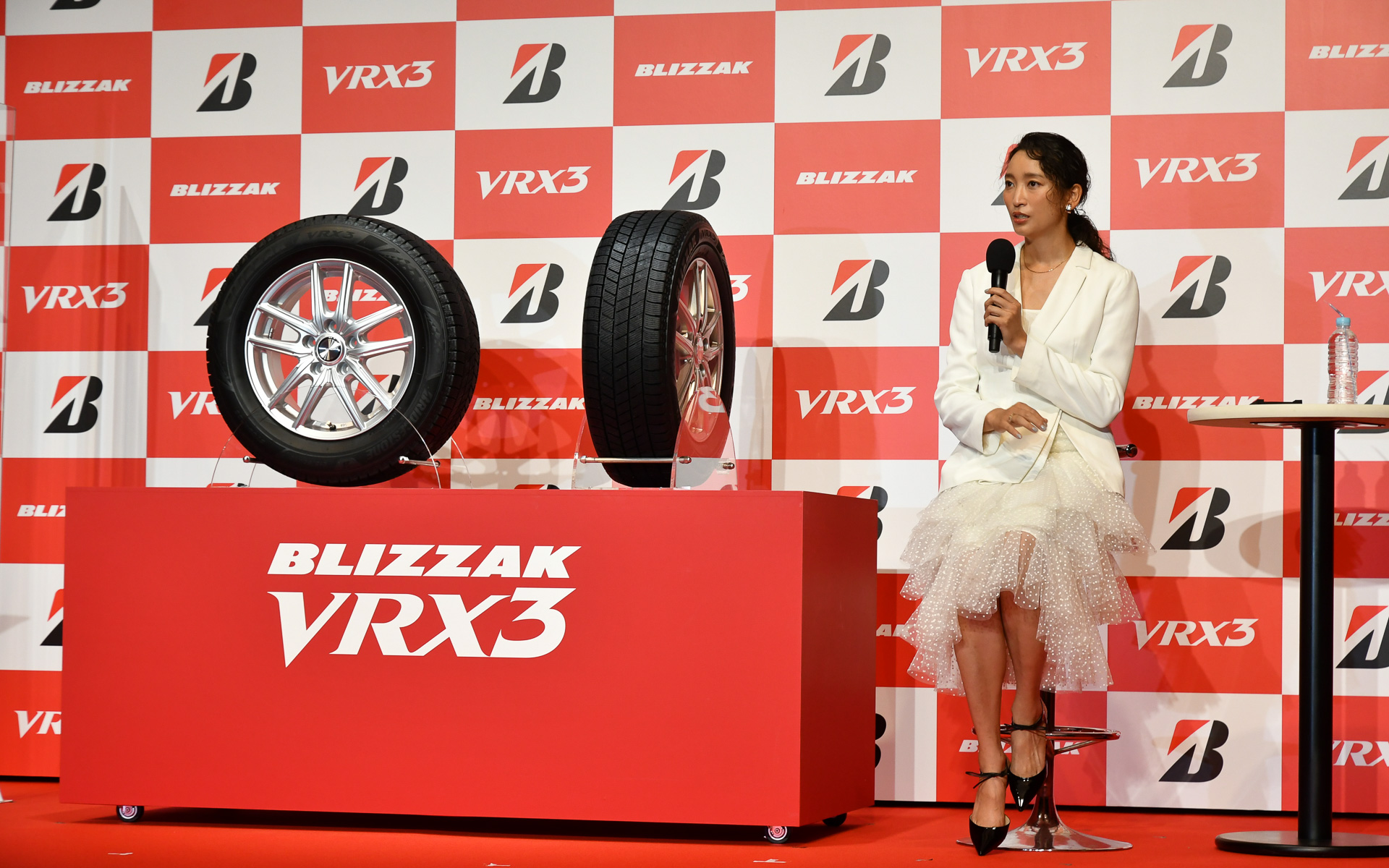 VRX3の発表会には杏さんも登場。スタッドレスタイヤについて語った