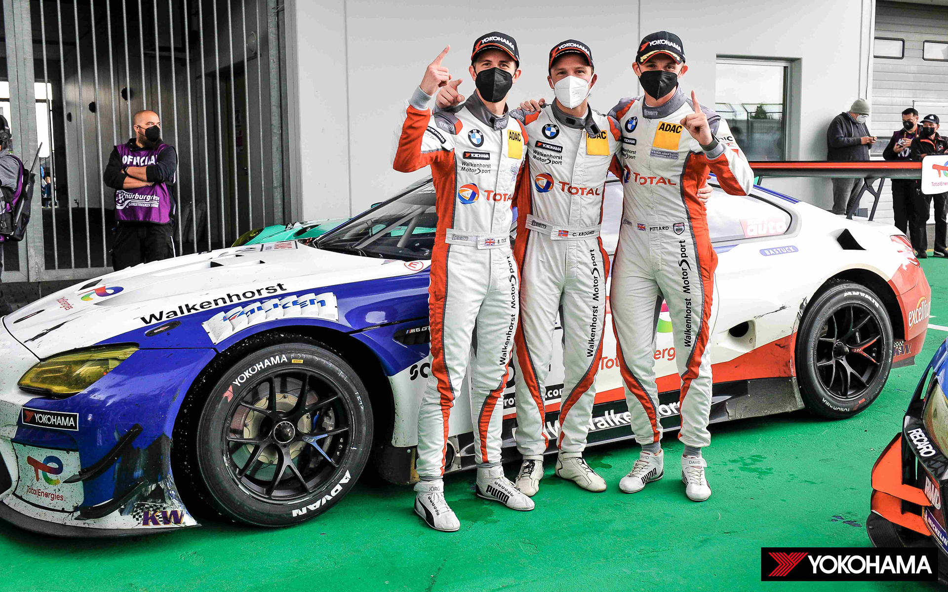 左からドライバーのBen Tuck選手、Christian Krognes選手、David Pittard選手