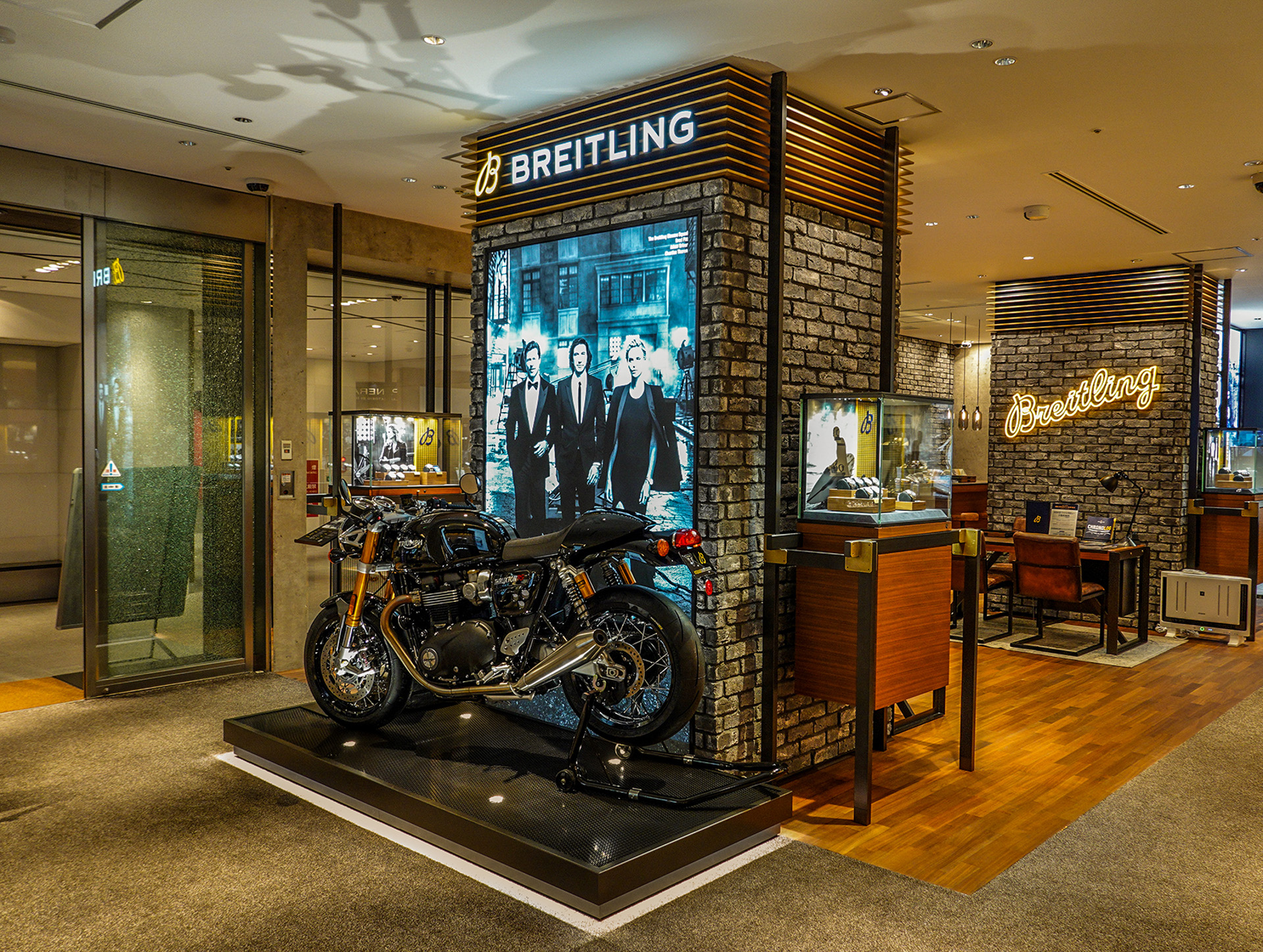 ISHIDA表参道のBREITLINGコーナーに展示中のトライアンフTHRUXTON RS