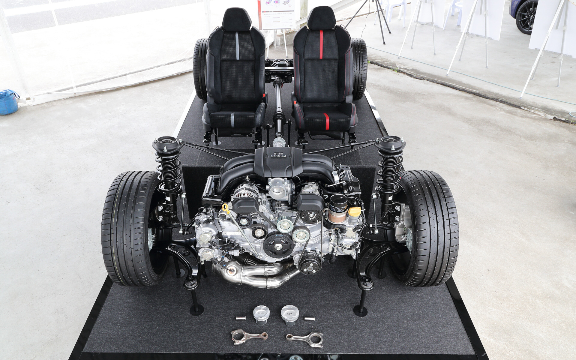 新型GR 86とBRZは水平対向4気筒DOHC 2.4リッター「FA24」型エンジンを搭載し、最高出力は173kW（235PS）/7000rpm、最大トルクは250Nm（25.5kgfm）/3700rpmを発生