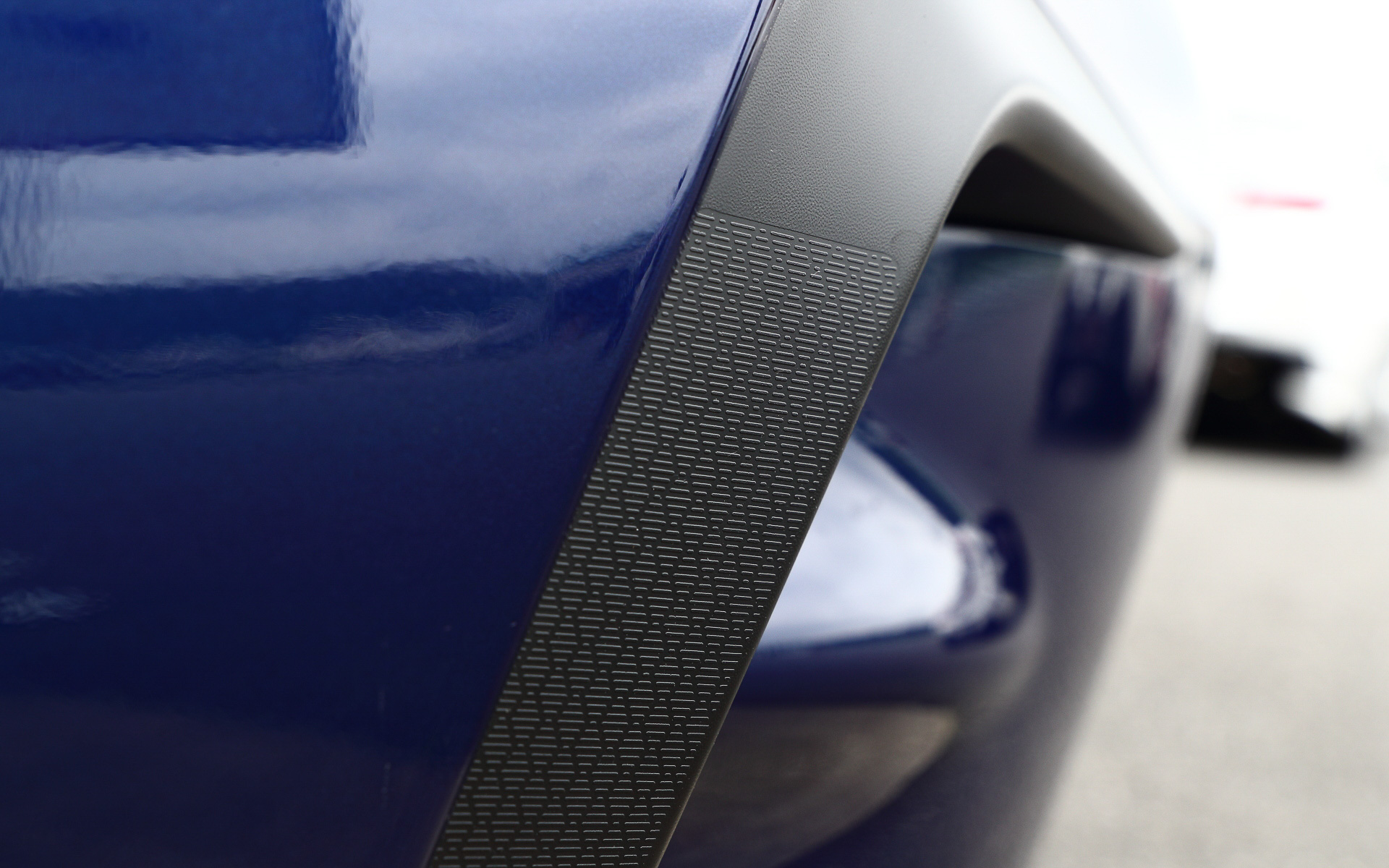 フロントグリルまわりにはサメ肌のような空力テクスチャを装着