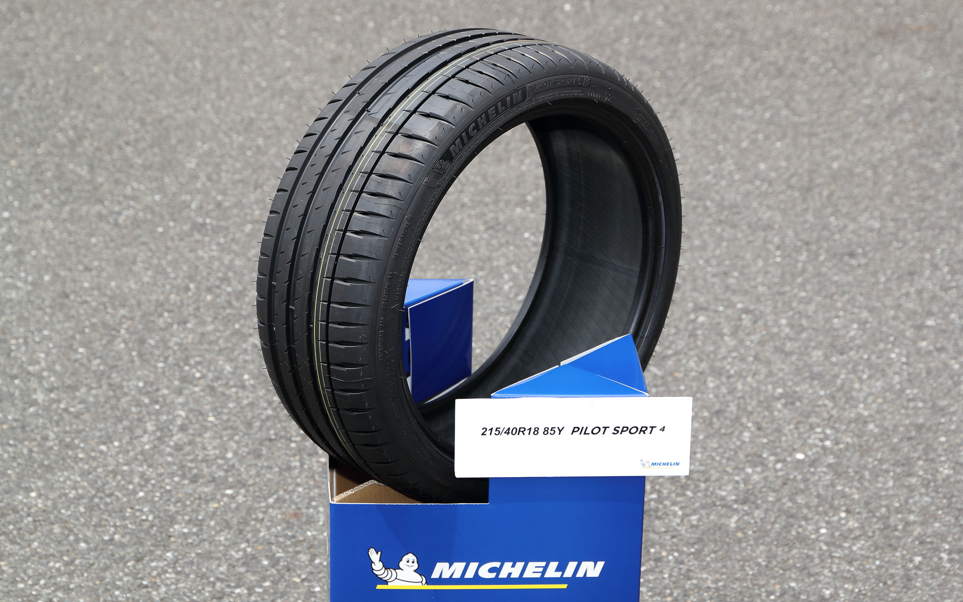 18インチ装着車はミシュラン「パイロットスポーツ4」（215/40 R18）を採用
