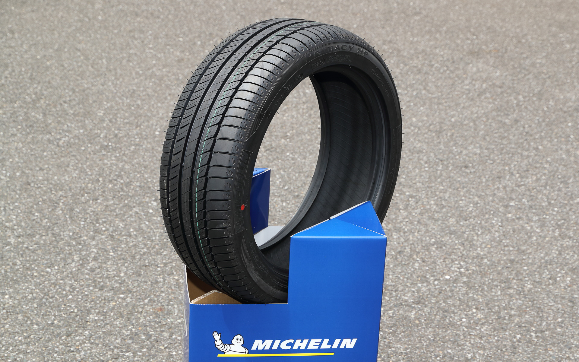 17インチ装着車はミシュラン「プライマシーHP」（215/45 R17）を採用