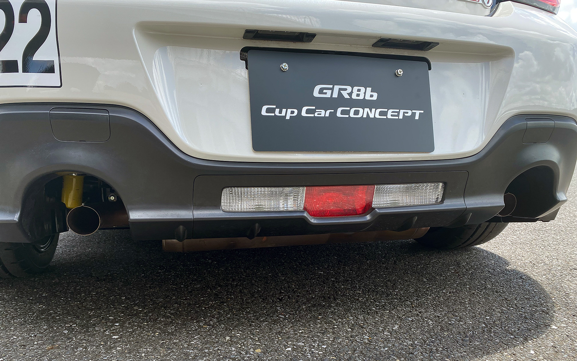 エクステリアのカッコよさは旧型とは段違いだが、マフラーカッターは非装着