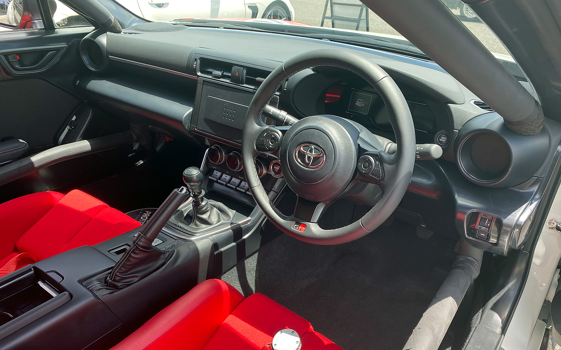 GR86 CUP Car CONCEPTでは液晶メーターやオートエアコン、リモコンキーが備わる